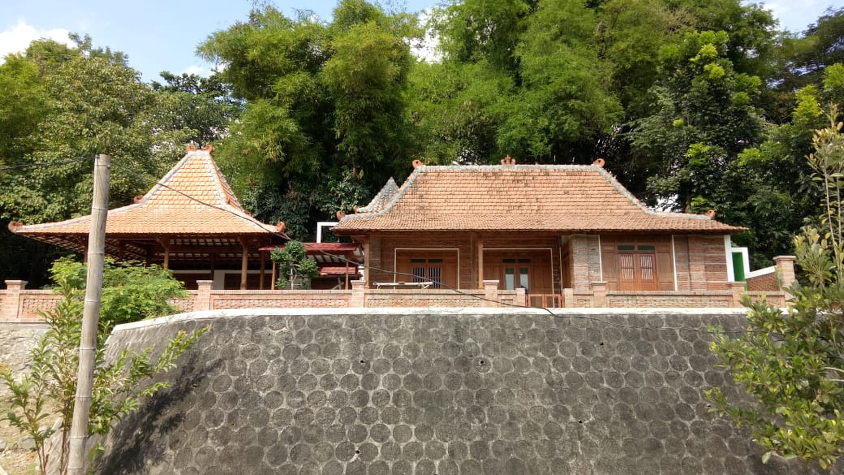 RUMAH BERGAYA LIMASAN, DENGAN PEMANDANGAN EMBUNG TEGALTIRTO