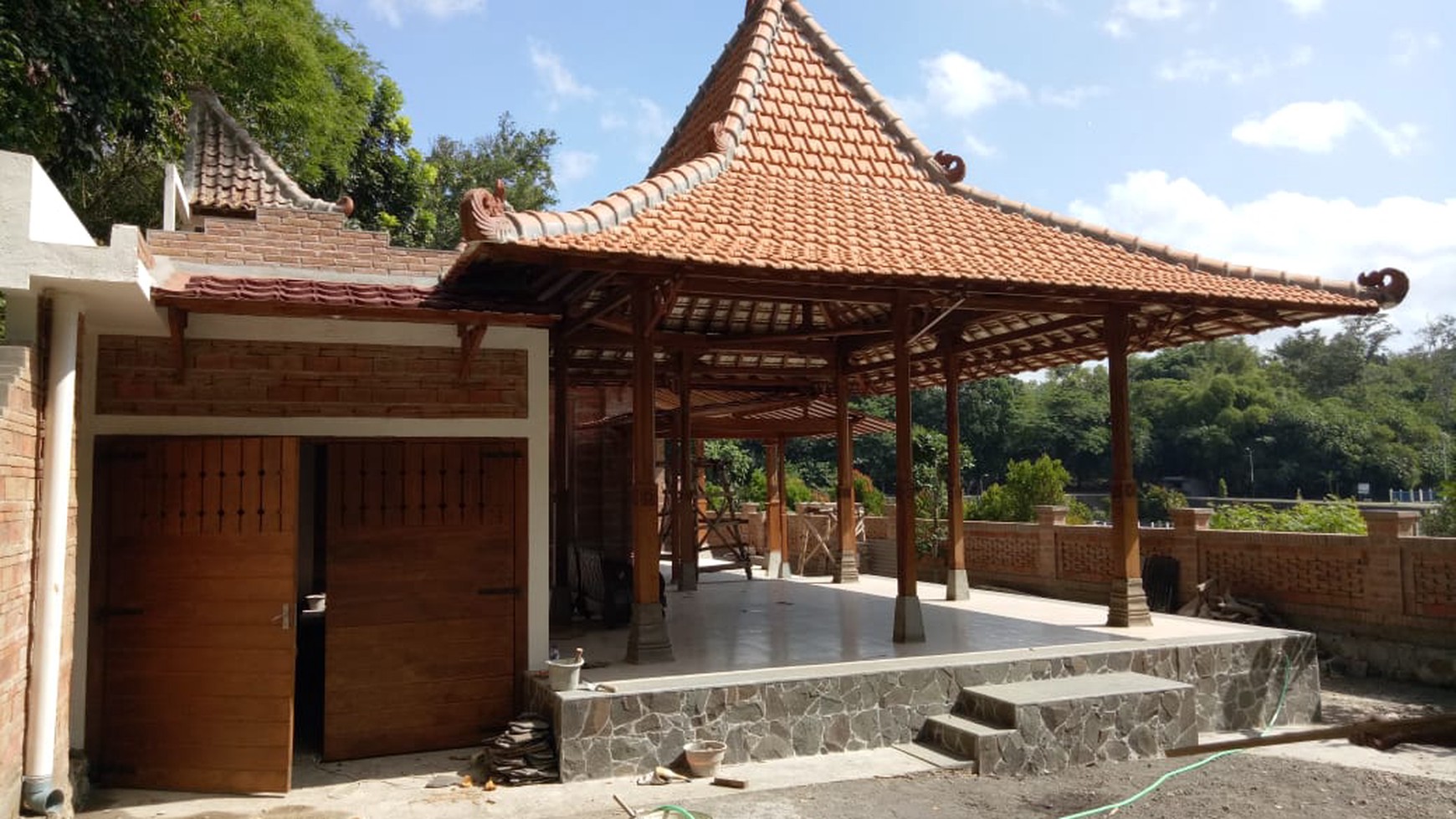 RUMAH BERGAYA LIMASAN, DENGAN PEMANDANGAN EMBUNG TEGALTIRTO