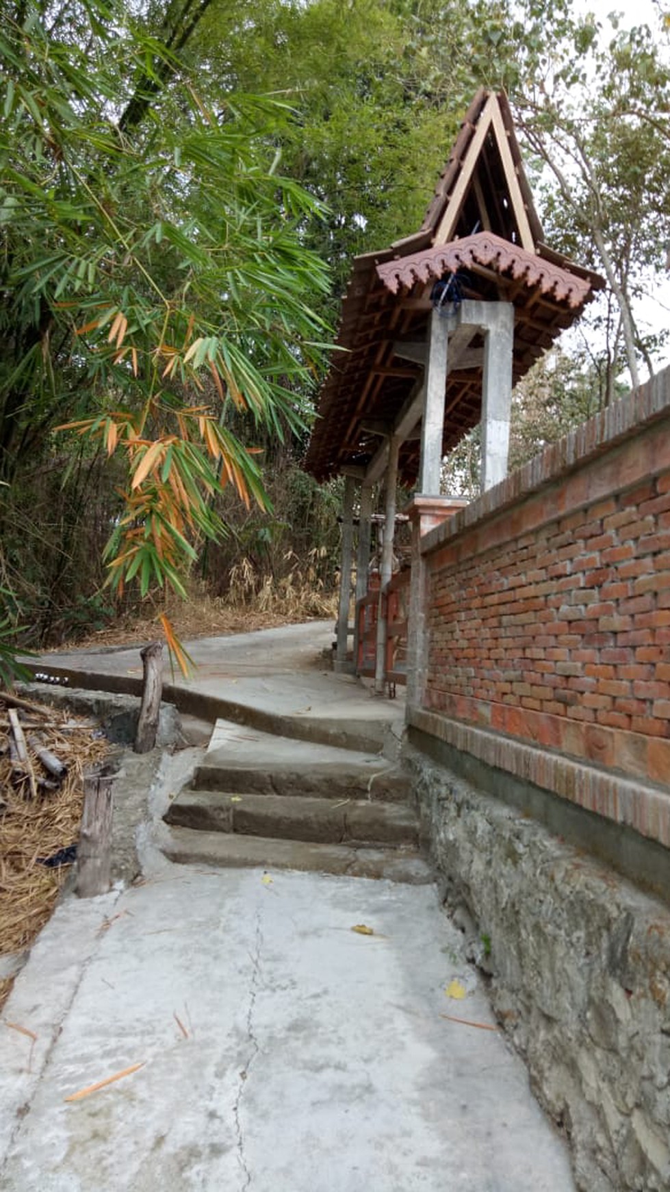 RUMAH BERGAYA LIMASAN, DENGAN PEMANDANGAN EMBUNG TEGALTIRTO