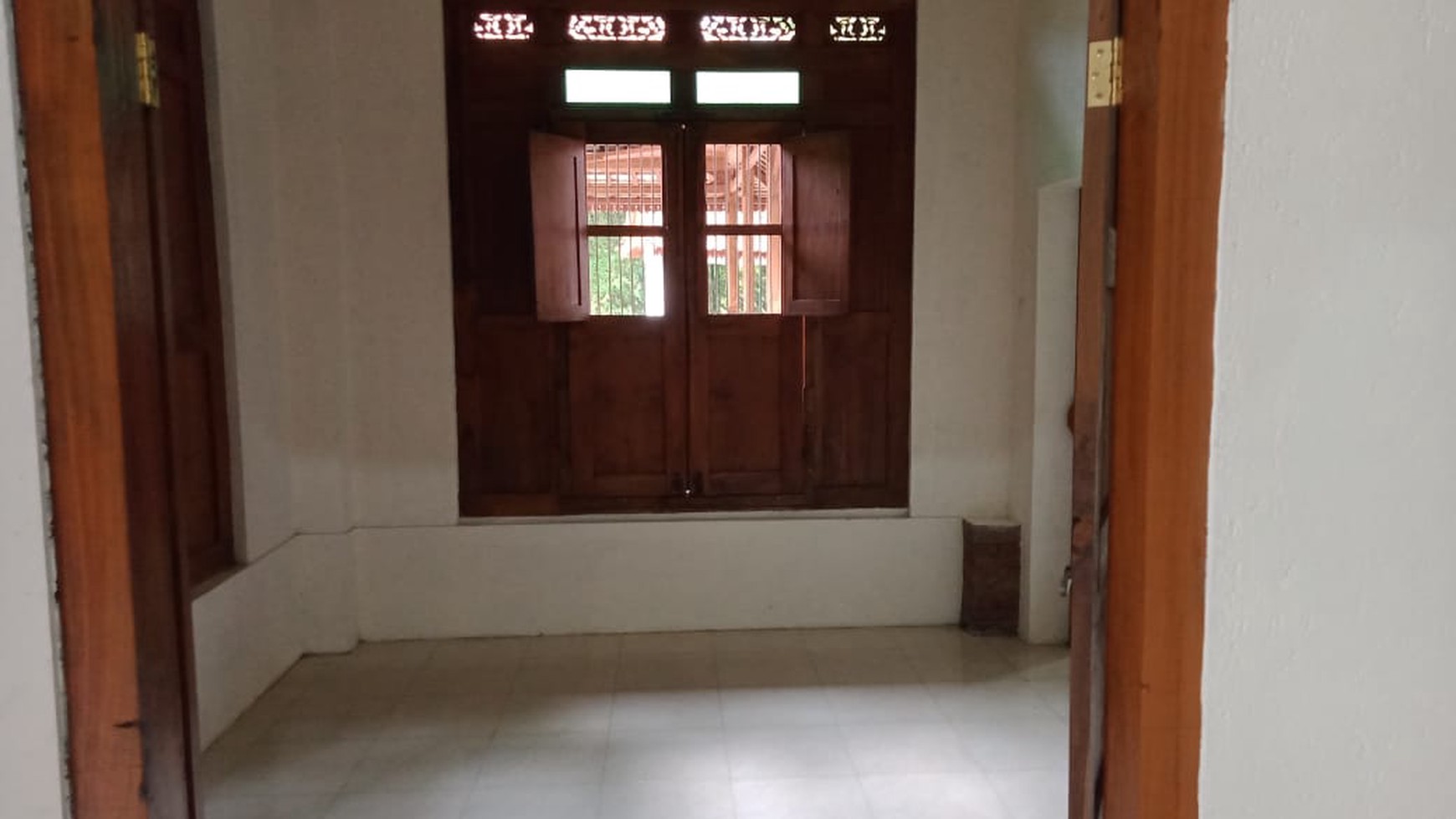 RUMAH BERGAYA LIMASAN, DENGAN PEMANDANGAN EMBUNG TEGALTIRTO