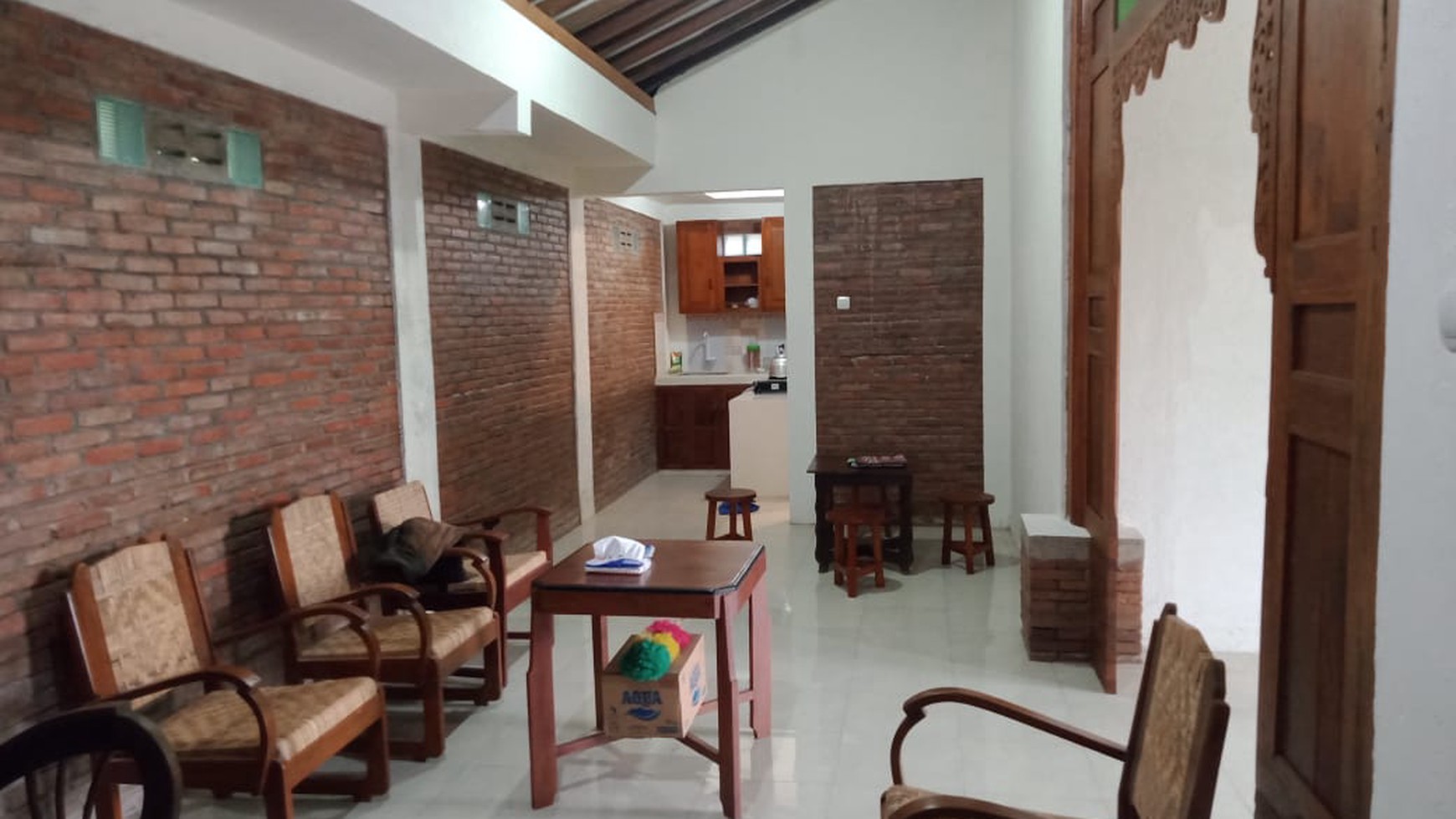 RUMAH BERGAYA LIMASAN, DENGAN PEMANDANGAN EMBUNG TEGALTIRTO