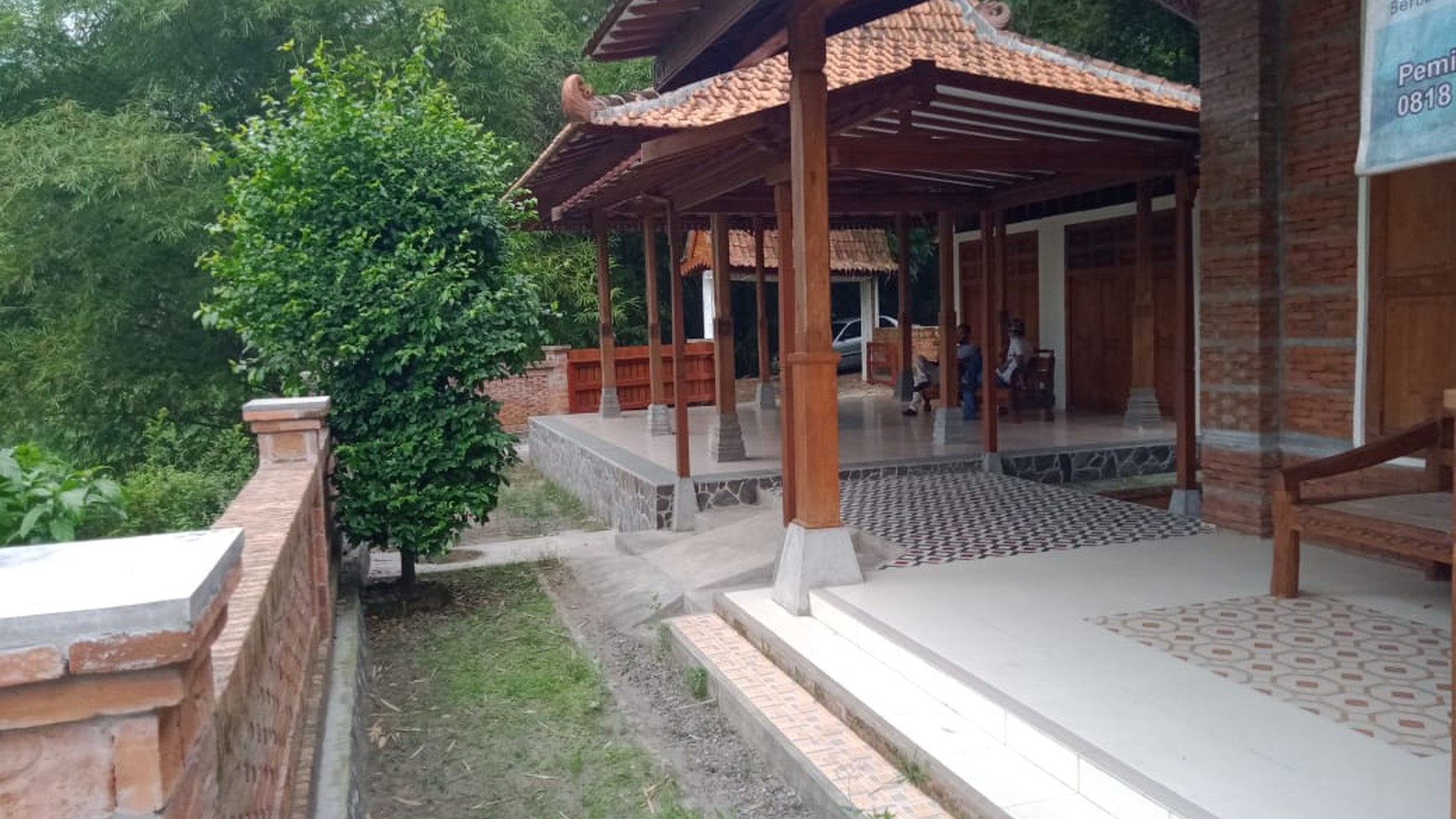 RUMAH BERGAYA LIMASAN, DENGAN PEMANDANGAN EMBUNG TEGALTIRTO