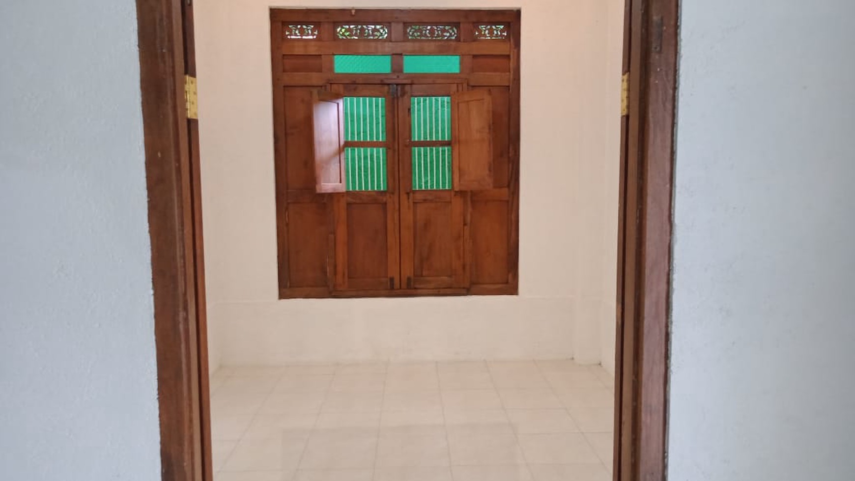 RUMAH BERGAYA LIMASAN, DENGAN PEMANDANGAN EMBUNG TEGALTIRTO