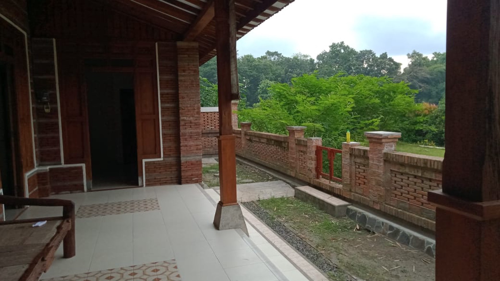 RUMAH BERGAYA LIMASAN, DENGAN PEMANDANGAN EMBUNG TEGALTIRTO