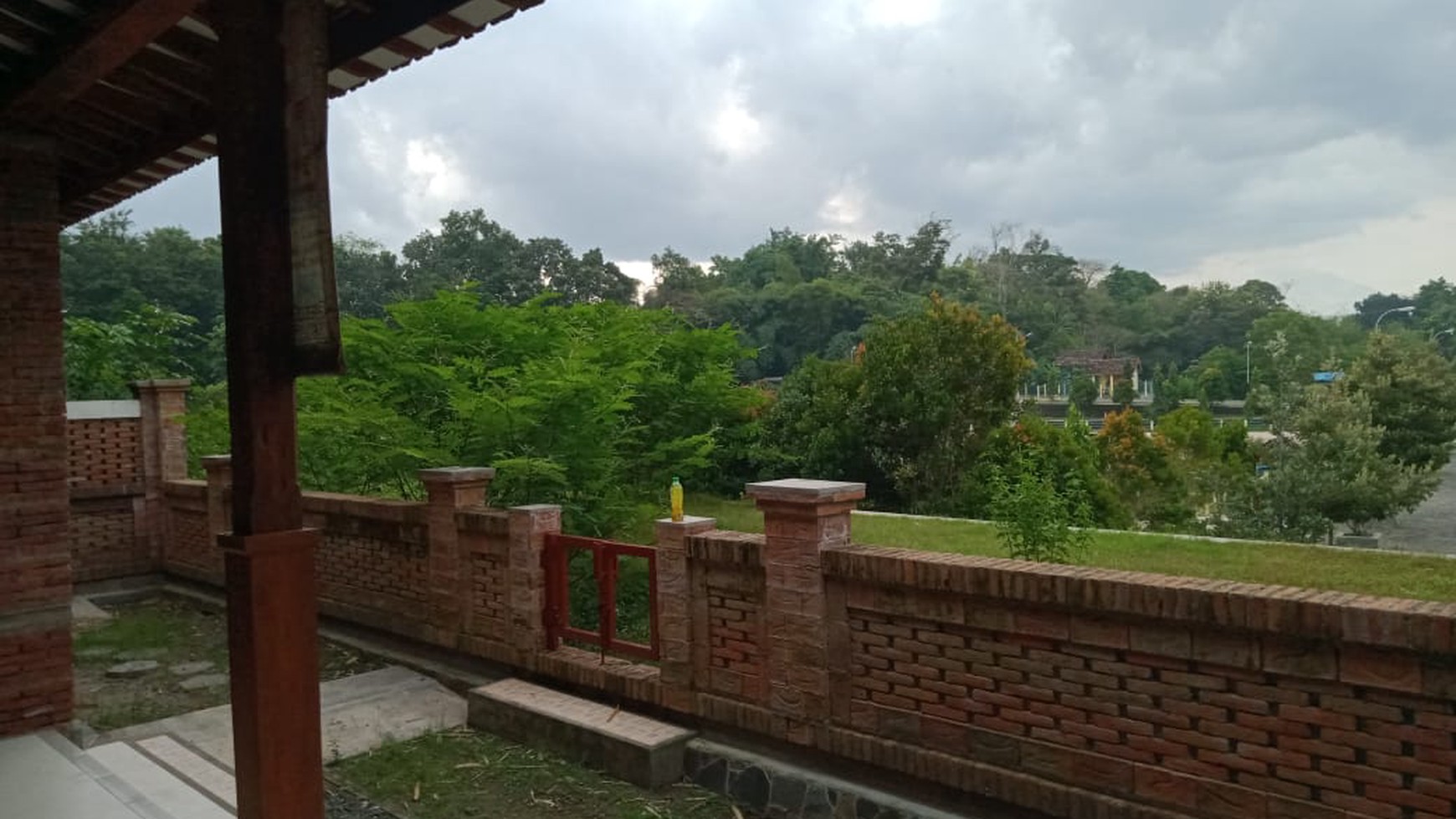 RUMAH BERGAYA LIMASAN, DENGAN PEMANDANGAN EMBUNG TEGALTIRTO