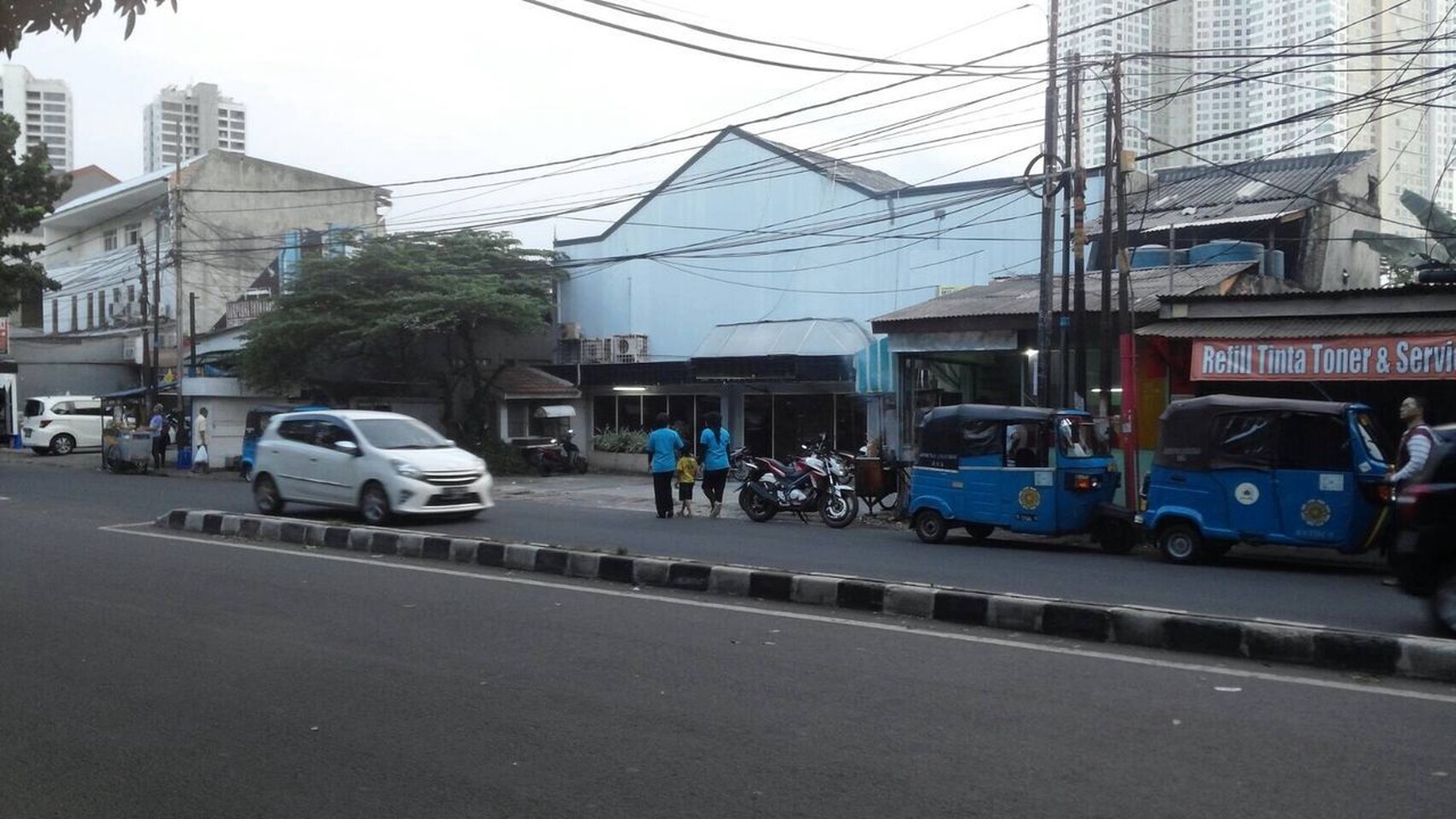 Rumah Pinggir Jalan Raya Di Tengah Kota Cocok Untuk Usaha Banting Harga di Gandaria Kebayoran Baru Jakarta Selatan