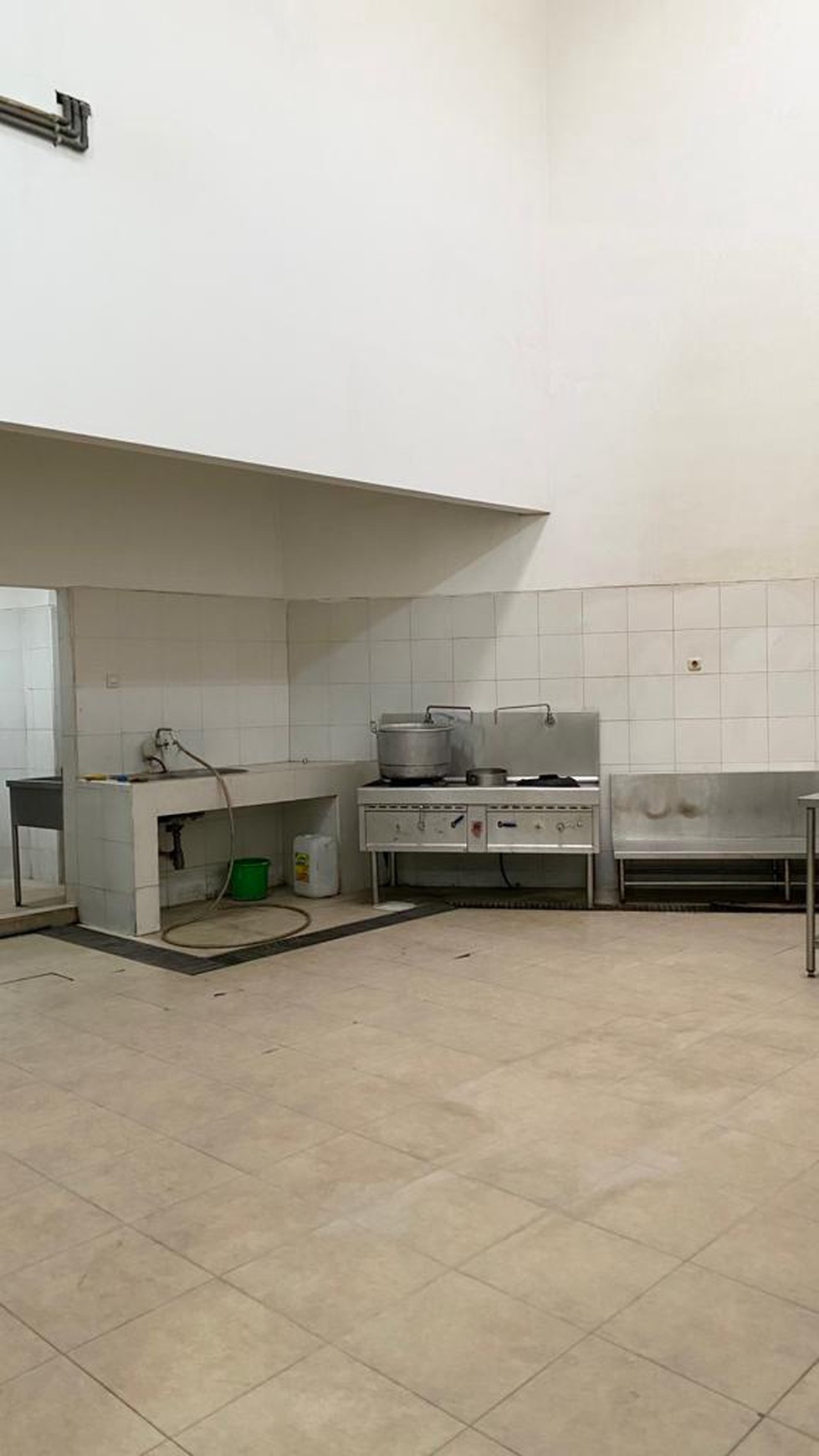 Rumah Luas Cocok Untuk Usaha Central Kitchen Darmo Permai Selatan 