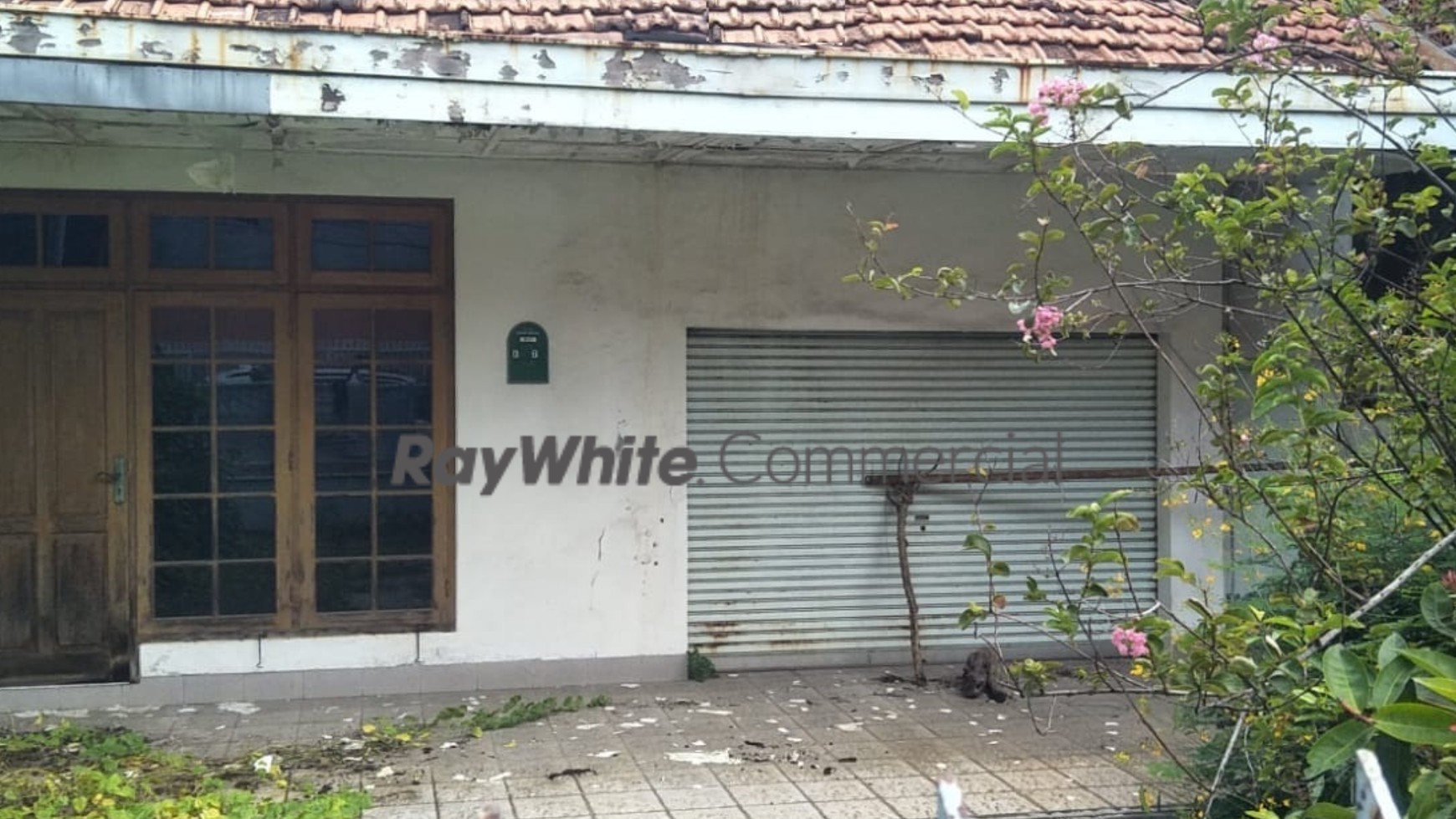 JUAL MURAH RUMAH TUA DI KAWASAN KOMERSIAL CEMPAKA PUTIH BARAT