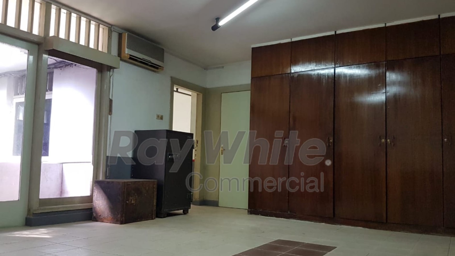 Gedung kantor Tebet, 1300m2, harga NJOP, Bebas GaGe, 5 menit dari Tol Pancoran,5 menit stasiun LRT,cocok untuk show room