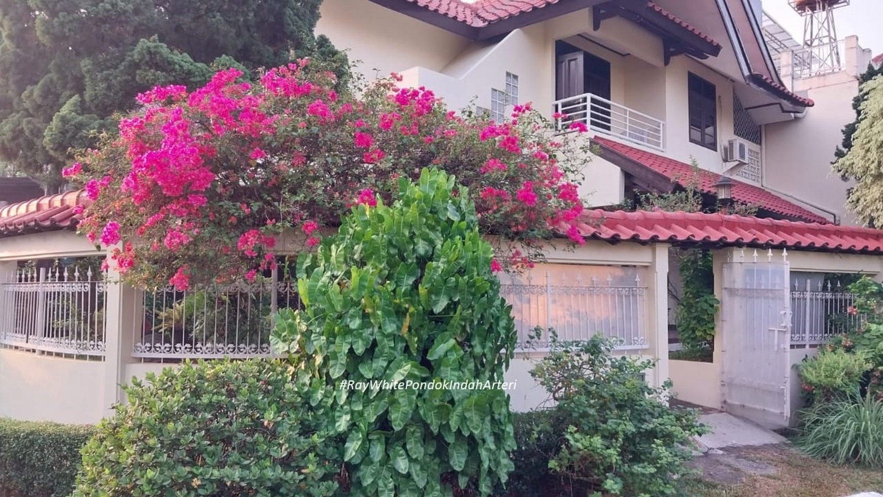 Rumah asri dan nyaman Di Pondok Indah Indah Jakarta Selatan.