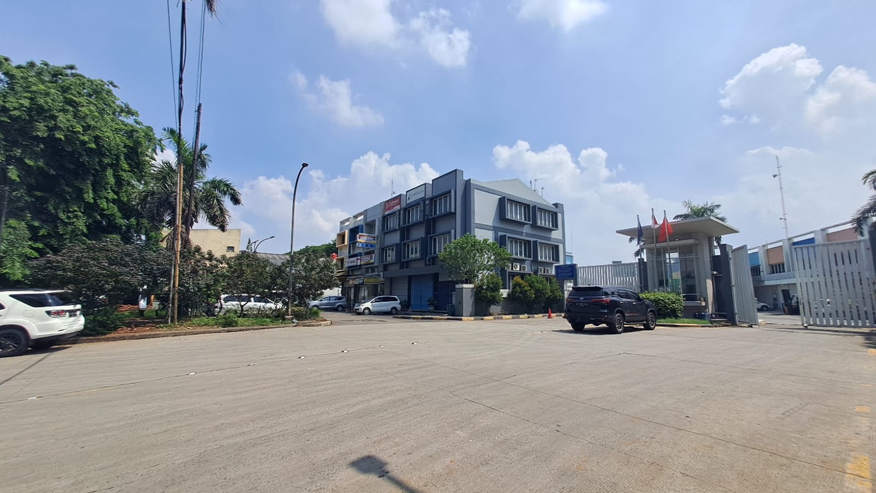 Gedung Kantor di Bizpark 1 Pulogadung yang Strategis / Office Building in Bizpark 1 Pulogadung  For Sale #DD