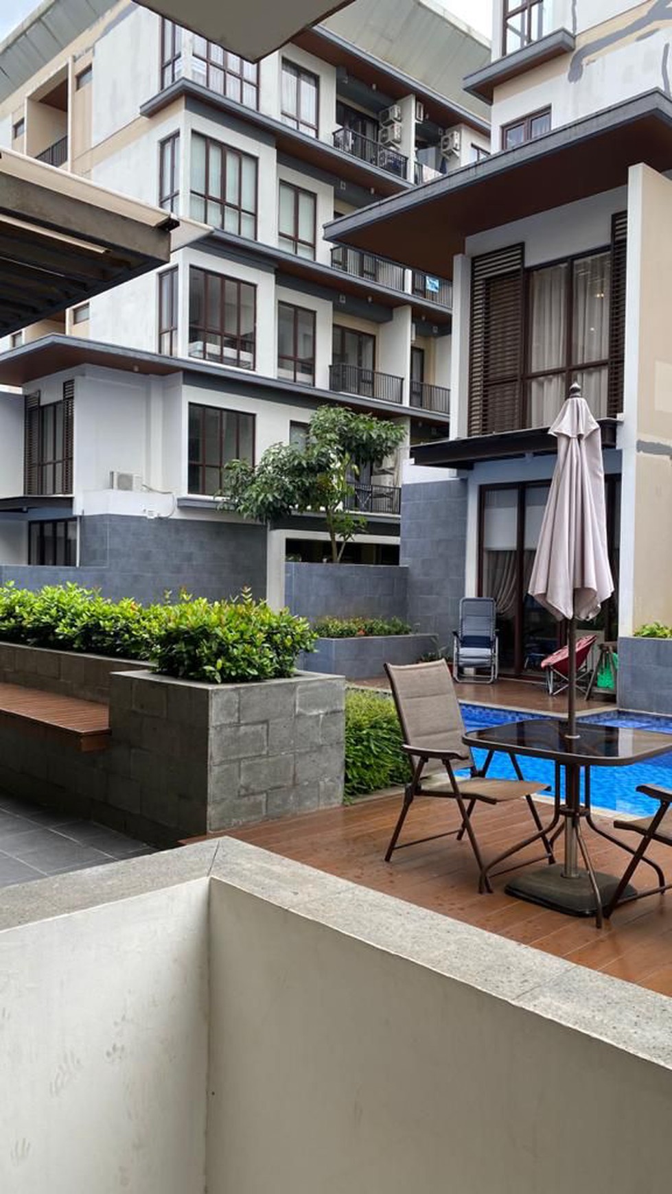 Dijual Low Rise apartemen Asatti tower Carnelian, Vanya Park BSD di lantai 1 view Pool / Kolam Renang