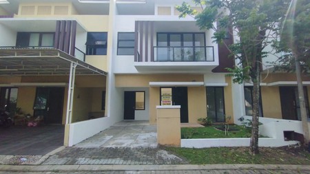 Disewa Rumah Minimalis 2 Lantai Laverde Lunaire Serpong BSD, Depan Taman