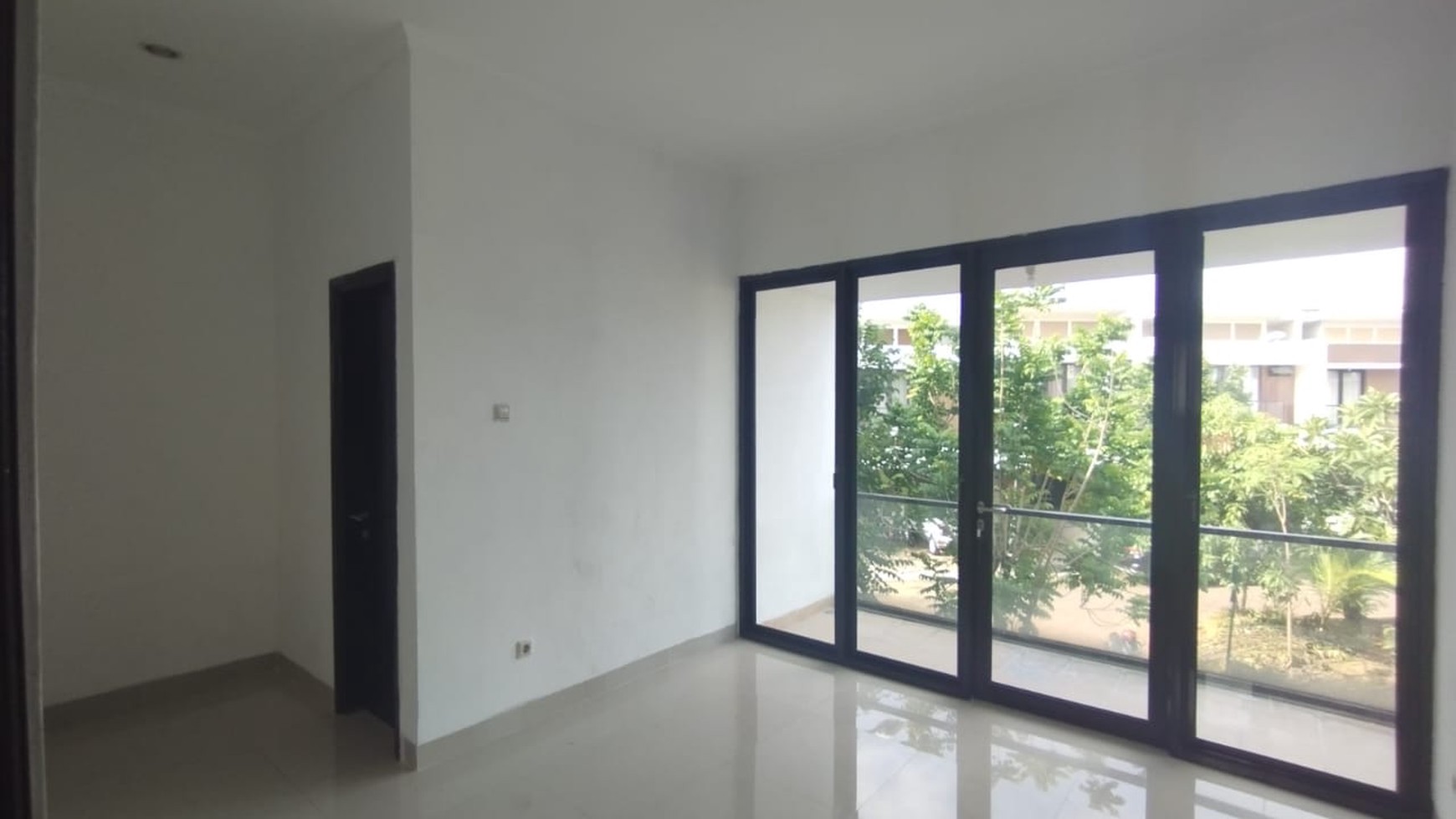 Disewa Rumah Minimalis 2 Lantai Laverde Lunaire Serpong BSD, Depan Taman