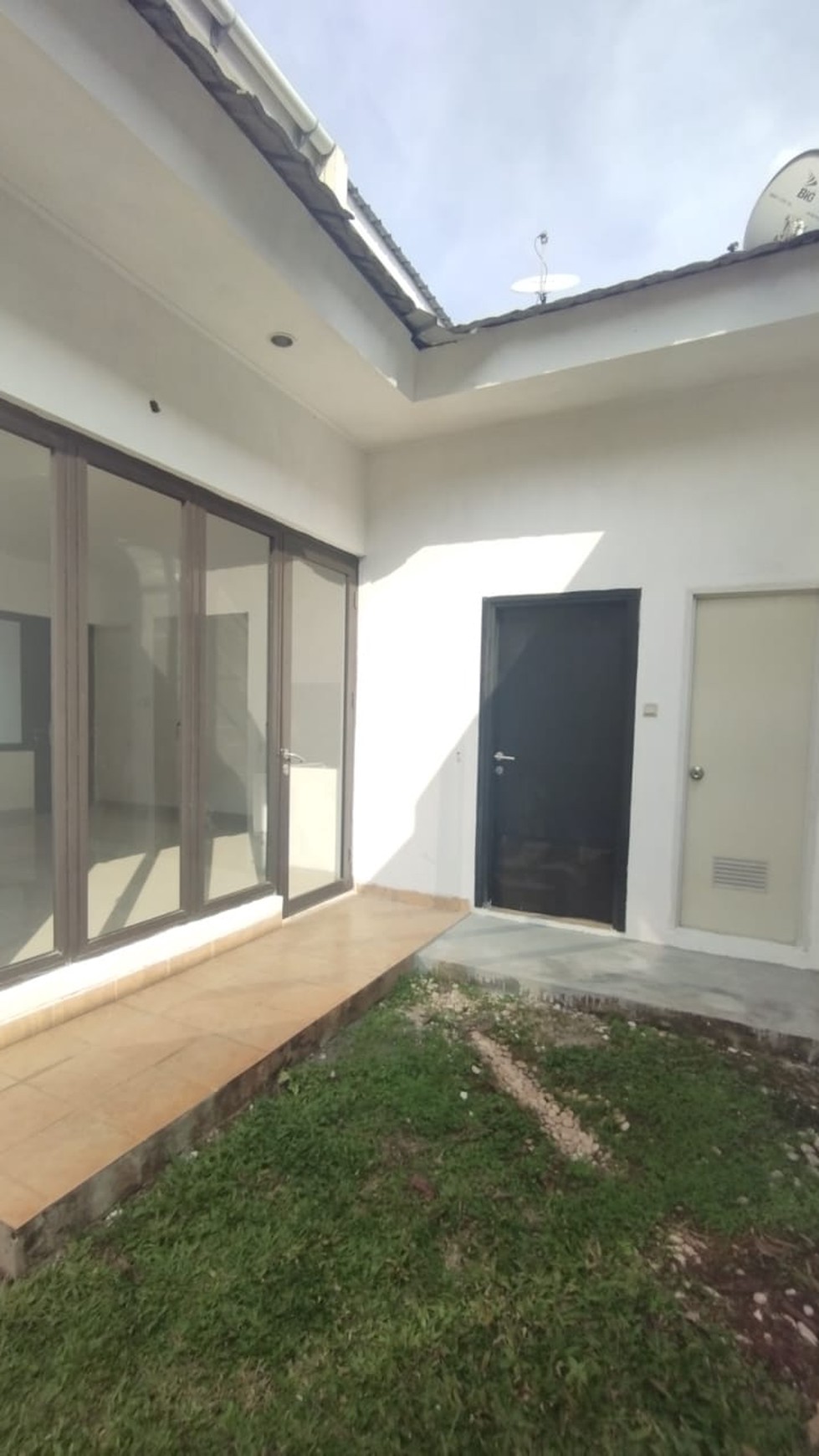 Disewa Rumah Minimalis 2 Lantai Laverde Lunaire Serpong BSD, Depan Taman