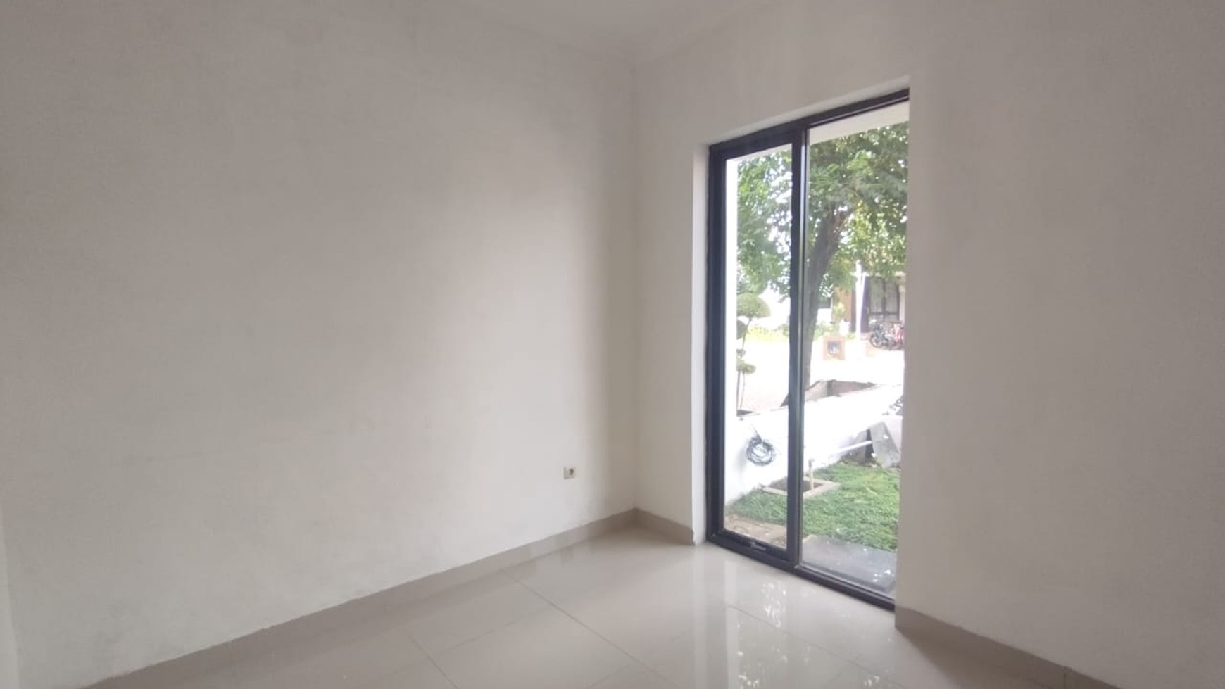 Disewa Rumah Minimalis 2 Lantai Laverde Lunaire Serpong BSD, Depan Taman