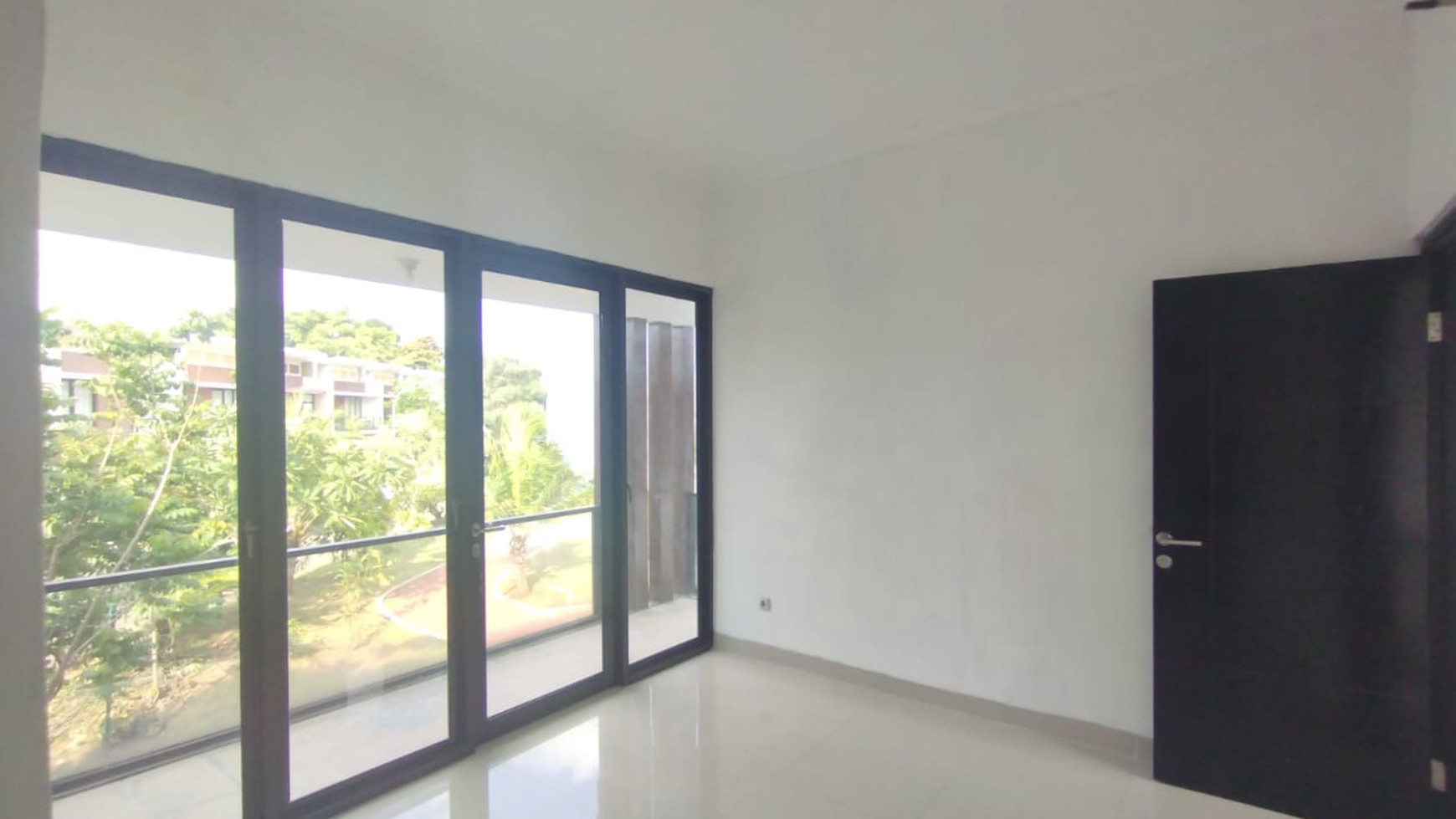 Disewa Rumah Minimalis 2 Lantai Laverde Lunaire Serpong BSD, Depan Taman