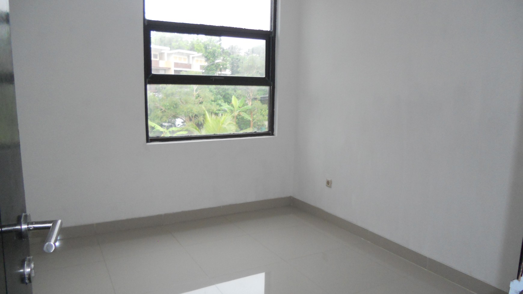 Disewa Rumah Minimalis 2 Lantai Laverde Lunaire Serpong BSD, Depan Taman