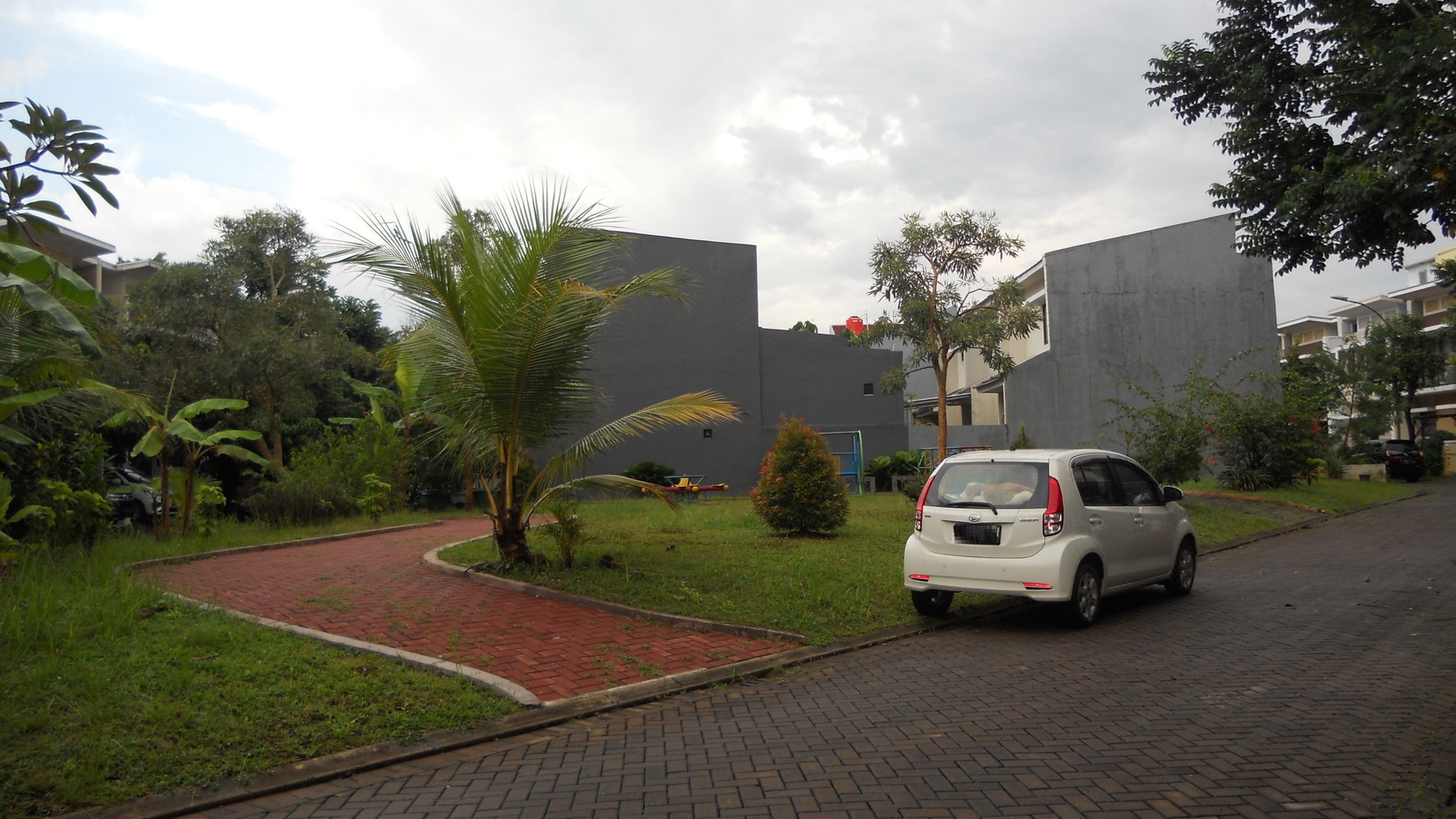 Disewa Rumah Minimalis 2 Lantai Laverde Lunaire Serpong BSD, Depan Taman