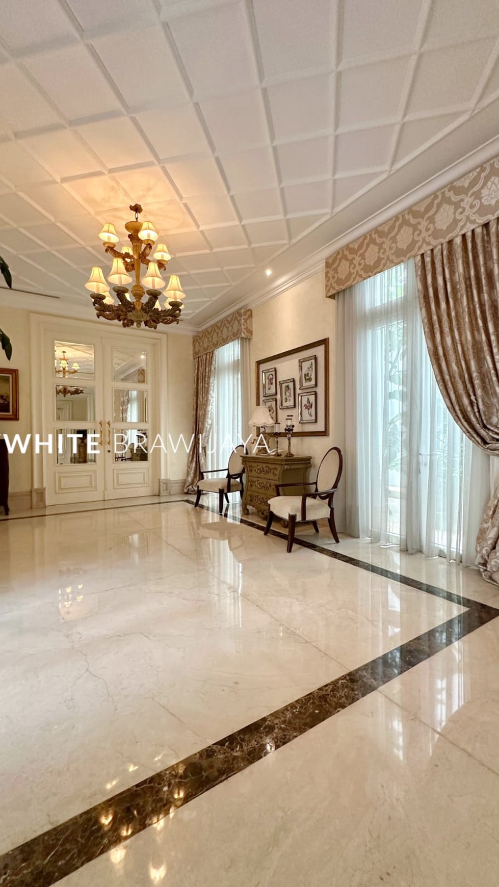 American Classic White House Design Furnished Area Cipete