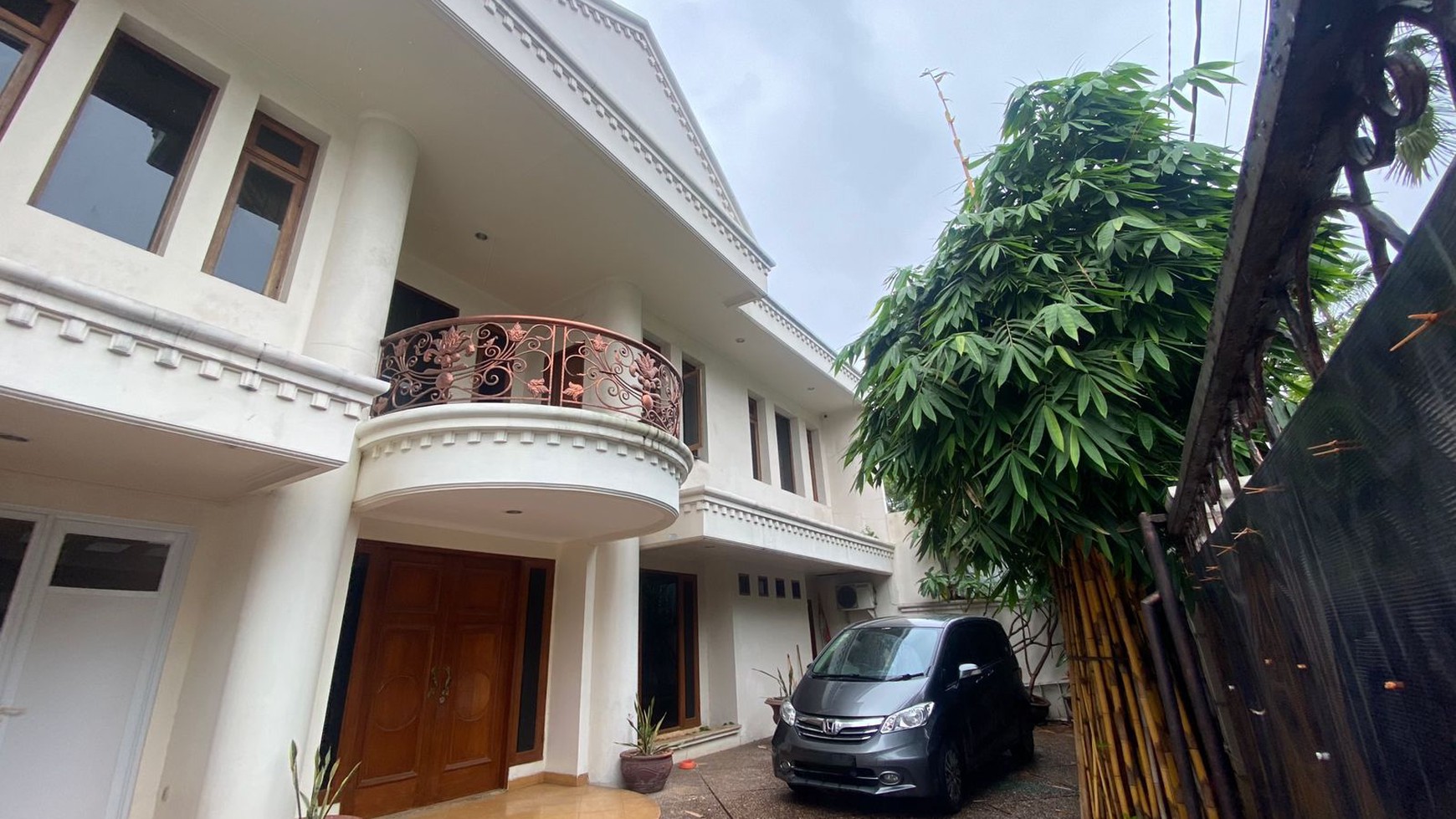 RUMAH ASRI DI LINGKUNGAN FAVORIT JAKARTA SELATAN          