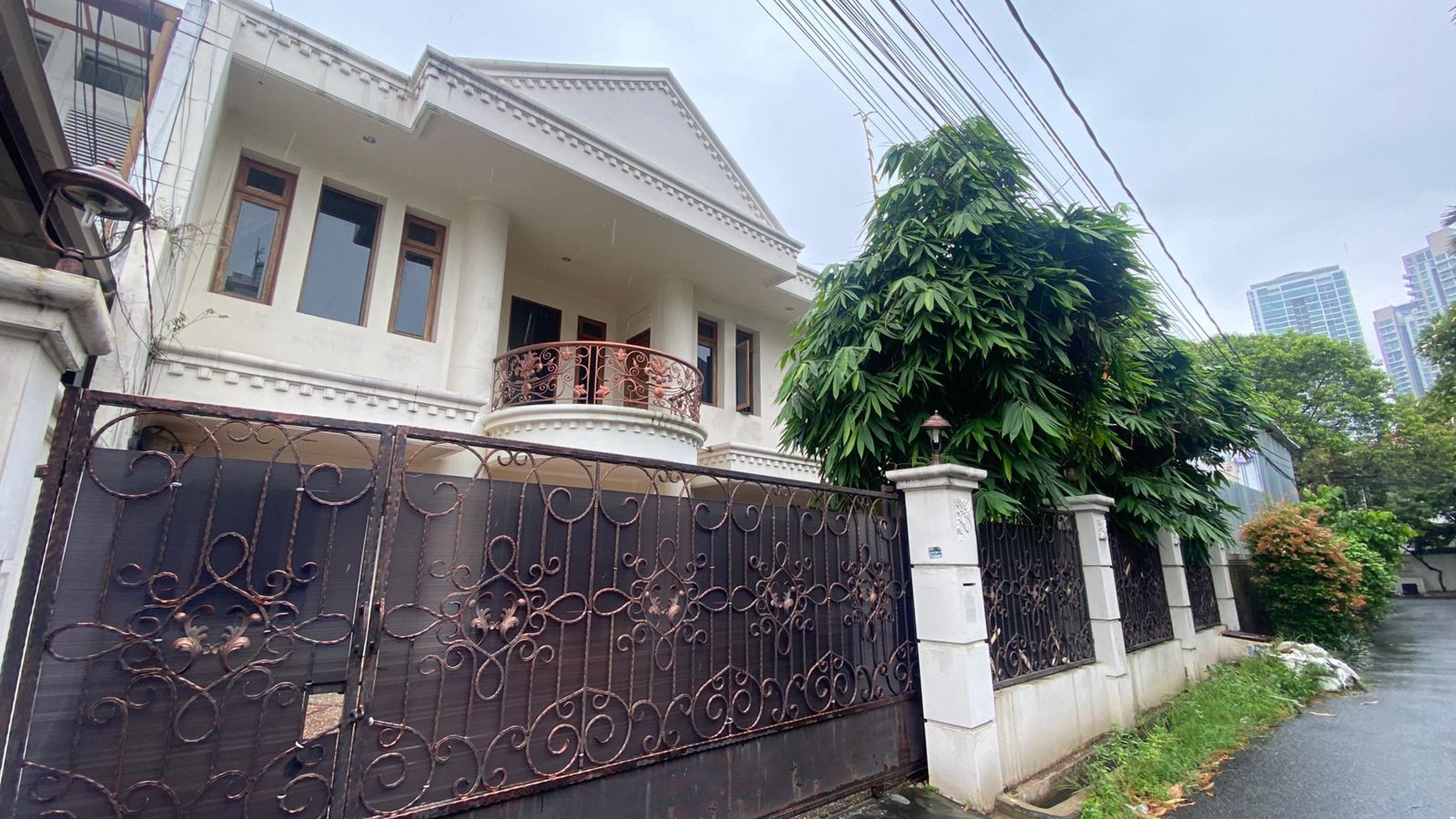 RUMAH ASRI DI LINGKUNGAN FAVORIT JAKARTA SELATAN          