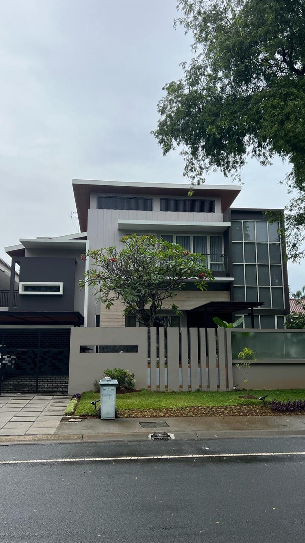 Dijual Rumah mewah dan cantik di BPR Lippo Karawaci Tangerang