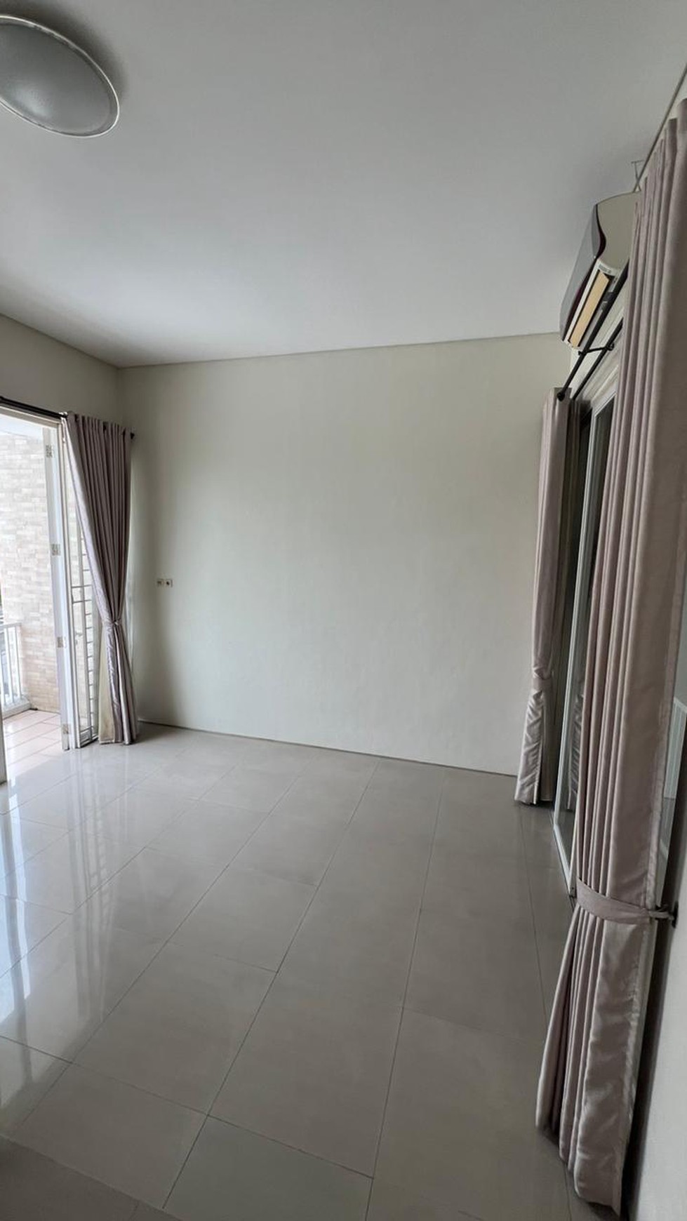 Murah!! Luas 236 m2 cuma 3M-an Dijual Rumah Semi Furnished Depan Taman Royal Residence Wiyung-Surabaya Barat