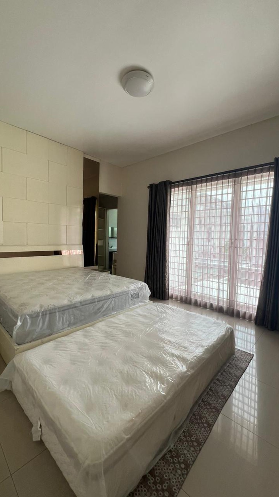 Murah!! Luas 236 m2 cuma 3M-an Dijual Rumah Semi Furnished Depan Taman Royal Residence Wiyung-Surabaya Barat