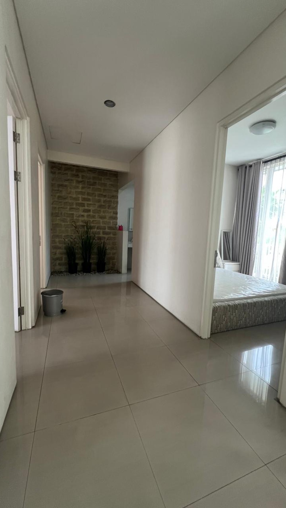 Murah!! Luas 236 m2 cuma 3M-an Dijual Rumah Semi Furnished Depan Taman Royal Residence Wiyung-Surabaya Barat