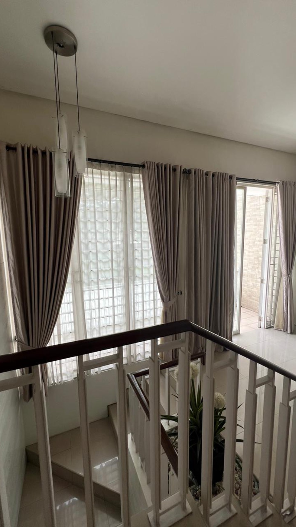 Murah!! Luas 236 m2 cuma 3M-an Dijual Rumah Semi Furnished Depan Taman Royal Residence Wiyung-Surabaya Barat