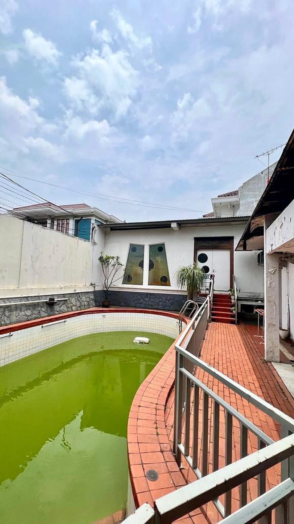 Dijual Rumah Mewah cocok untuk usaha kost lokasi strategis ada swimming pool @cipete Jakarta Selatan