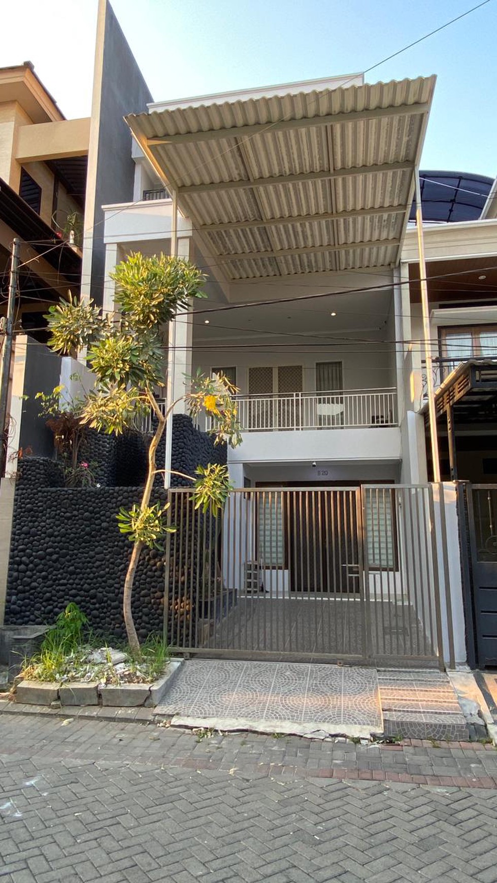 Dijual Rumah 3 Lantai SEMI FURNISHED New Modern   Perumahan  Graha Santoso Regency New Baru Modern Minimalis ( Jl.Wonorejo Timur - Wonorejo-  kec.Rungkut ) Surabaya Timur  Siap Huni