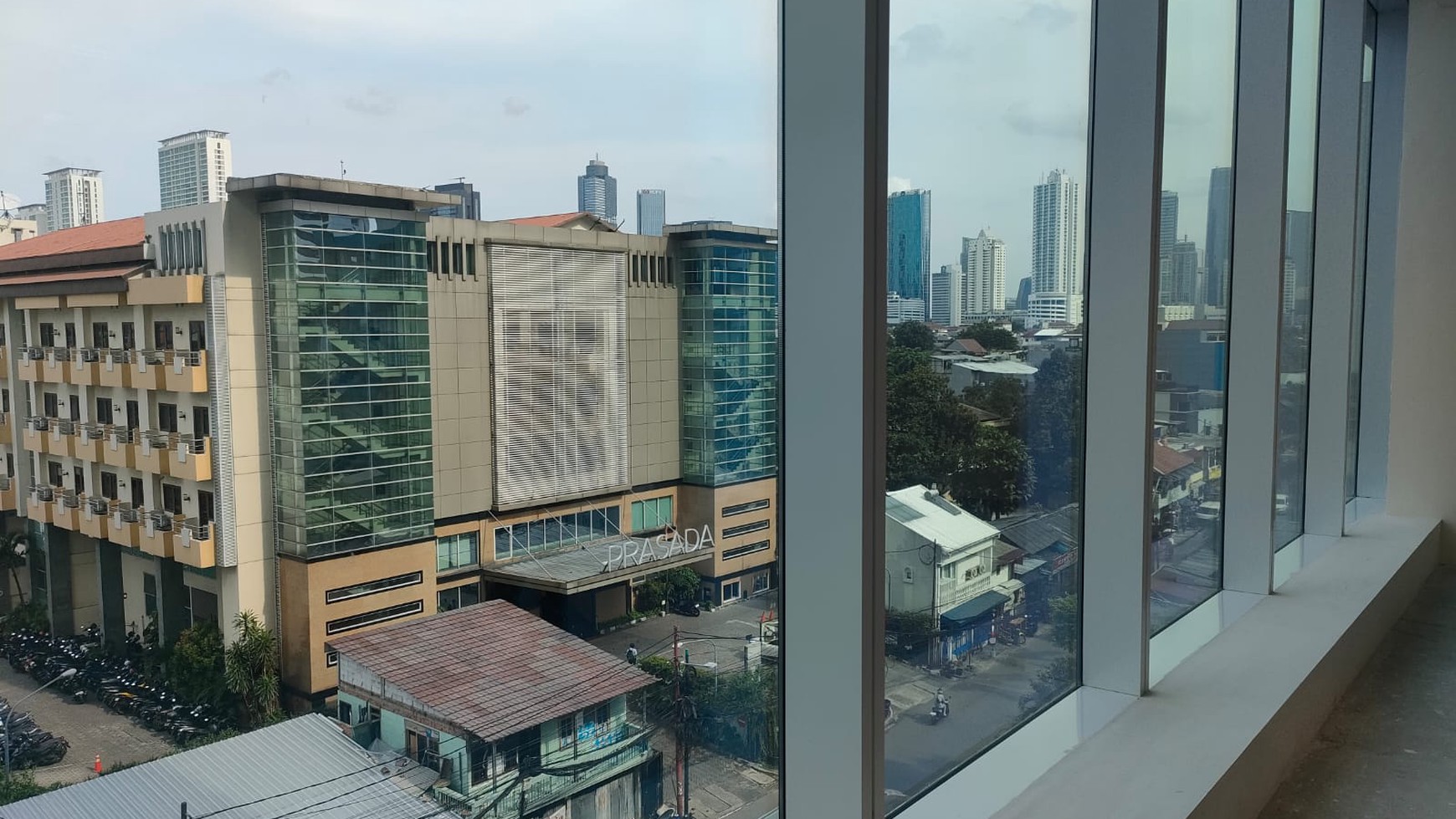 Perkantoran The Plaza Office Tower, hanya selangkah ke MRT station, luas : 200 m2, view ke Bundaran HI