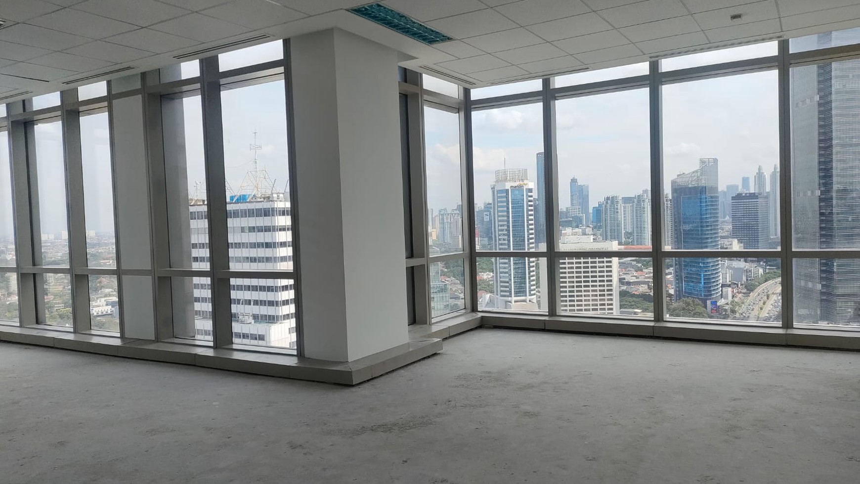 Perkantoran The Plaza Office Tower, hanya selangkah ke MRT station, luas : 200 m2, view ke Bundaran HI