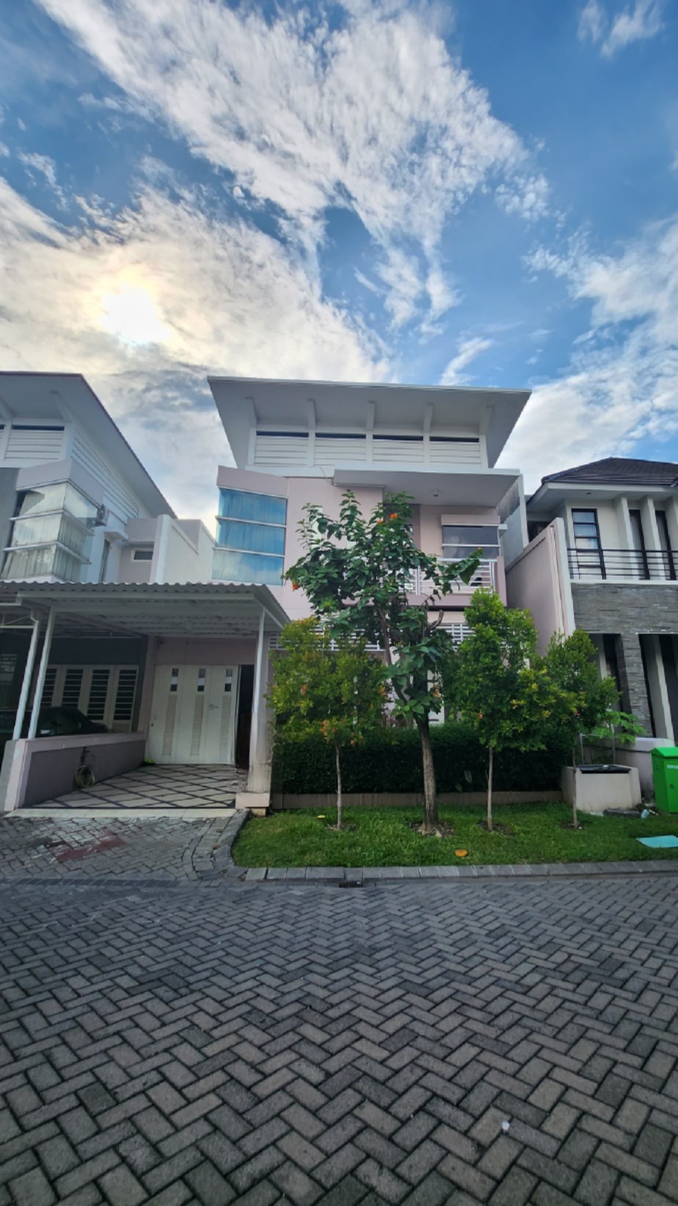 MURAH LUAS 200 m2  Rumah Royal Residence Wiyung Surabaya SPESIAL 4+1 K.Tidur BONUS SEMI FURNISHED +Garasi Carport 3 mobil Luas