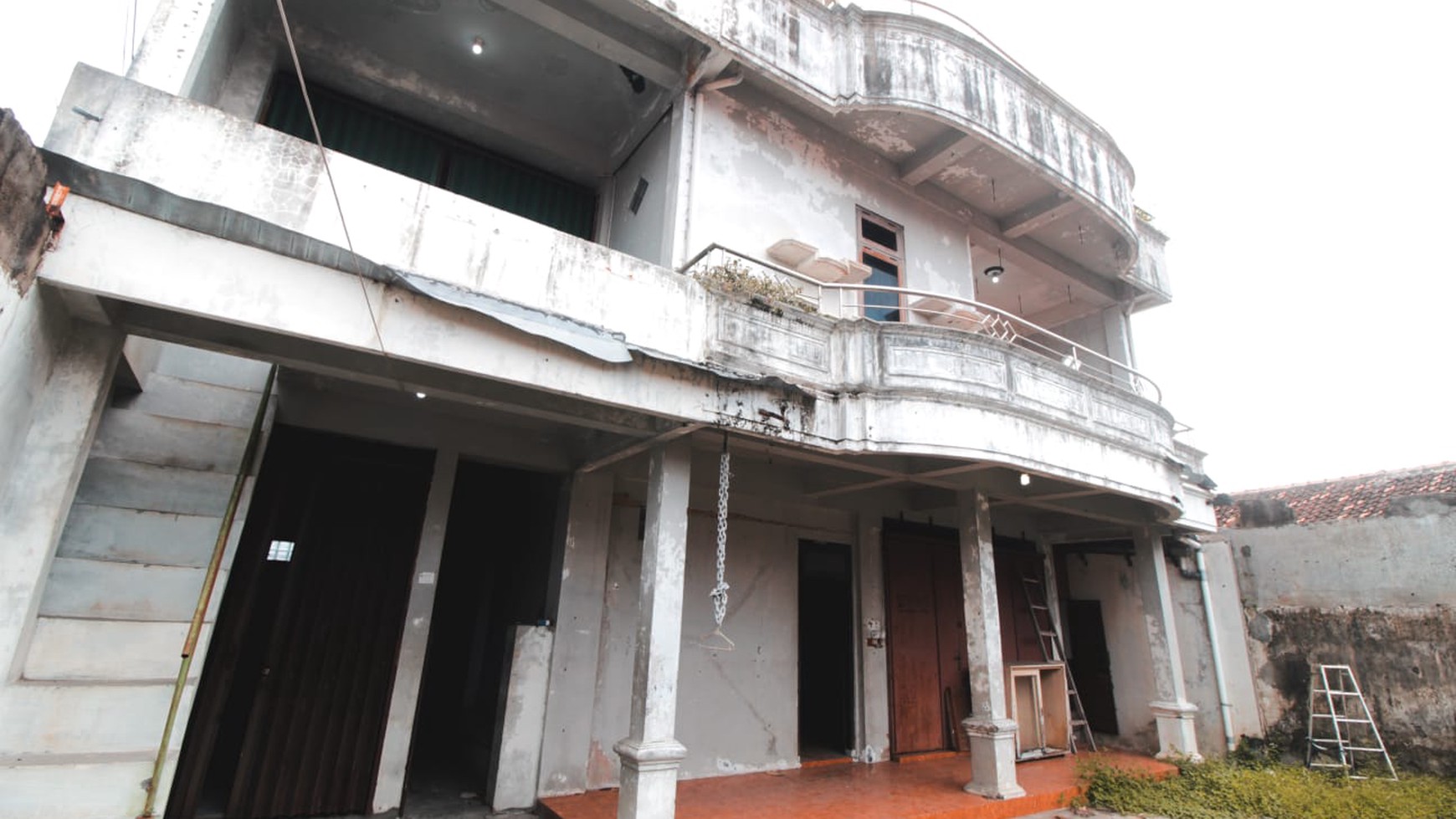 Rumah Tinggal 3 Lantai Lokasi Dekat Menuju Jalan Kusumanegara 