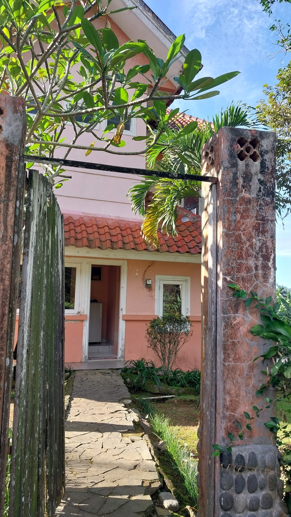 Rumah cantik yang dikelilingi taman yang luas dengan pemandangan alam yang sangat indah 