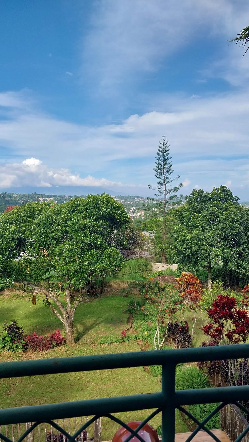 Rumah cantik yang dikelilingi taman yang luas dengan pemandangan alam yang sangat indah 