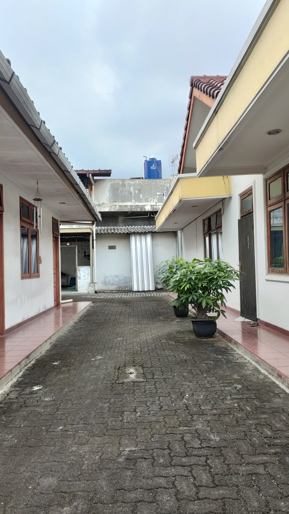 For Sale Rumah Luas dan Nyaman di Jakarta Barat