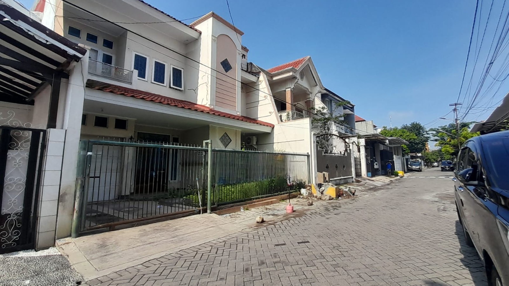 Rumah Luas Darmo Permai Selatan Baru Renovasi