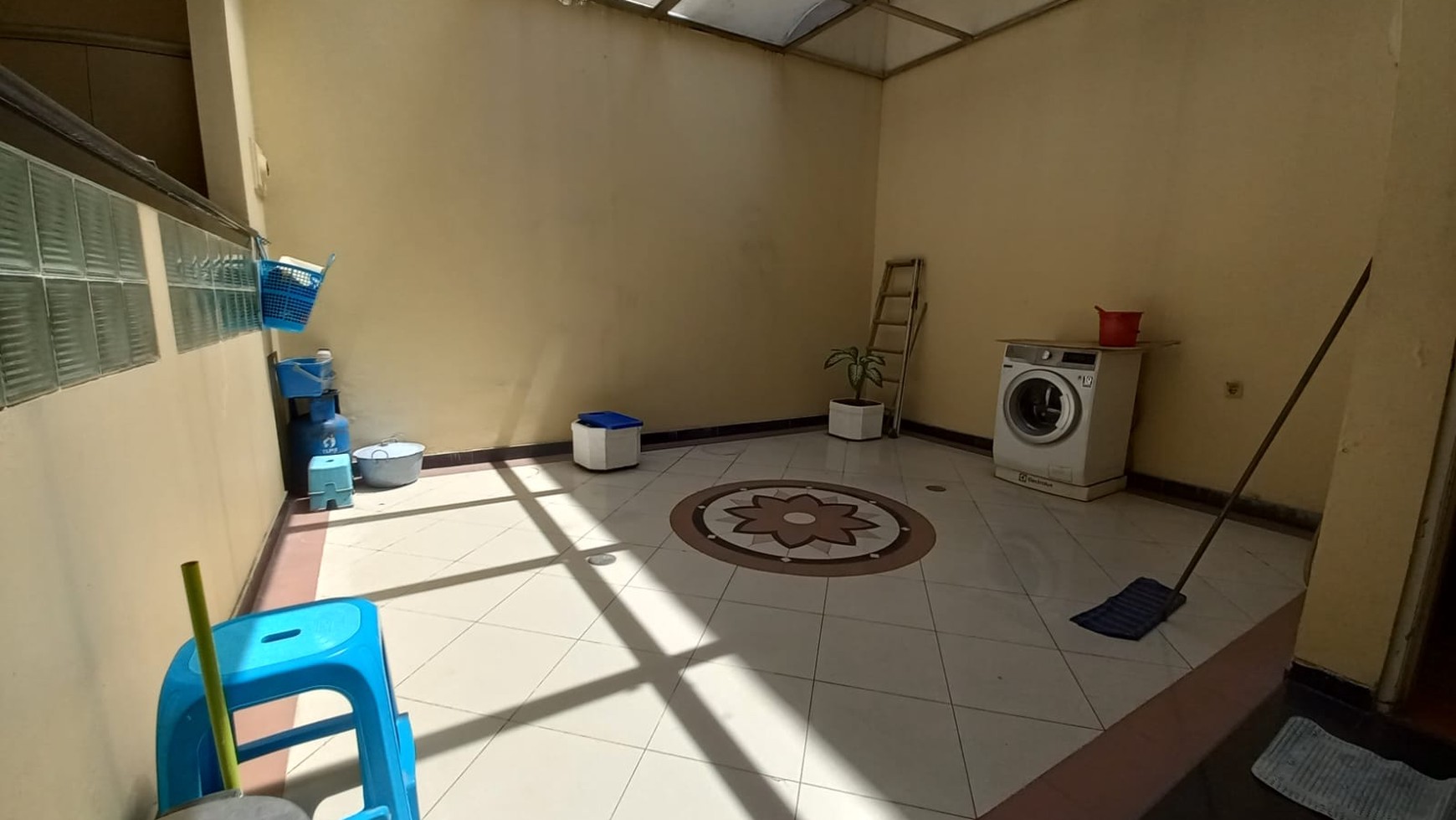 Dijual Rumah Mewah Siap Huni (Hook) Furnished Graha Famili (Blok D) Surabaya Barat