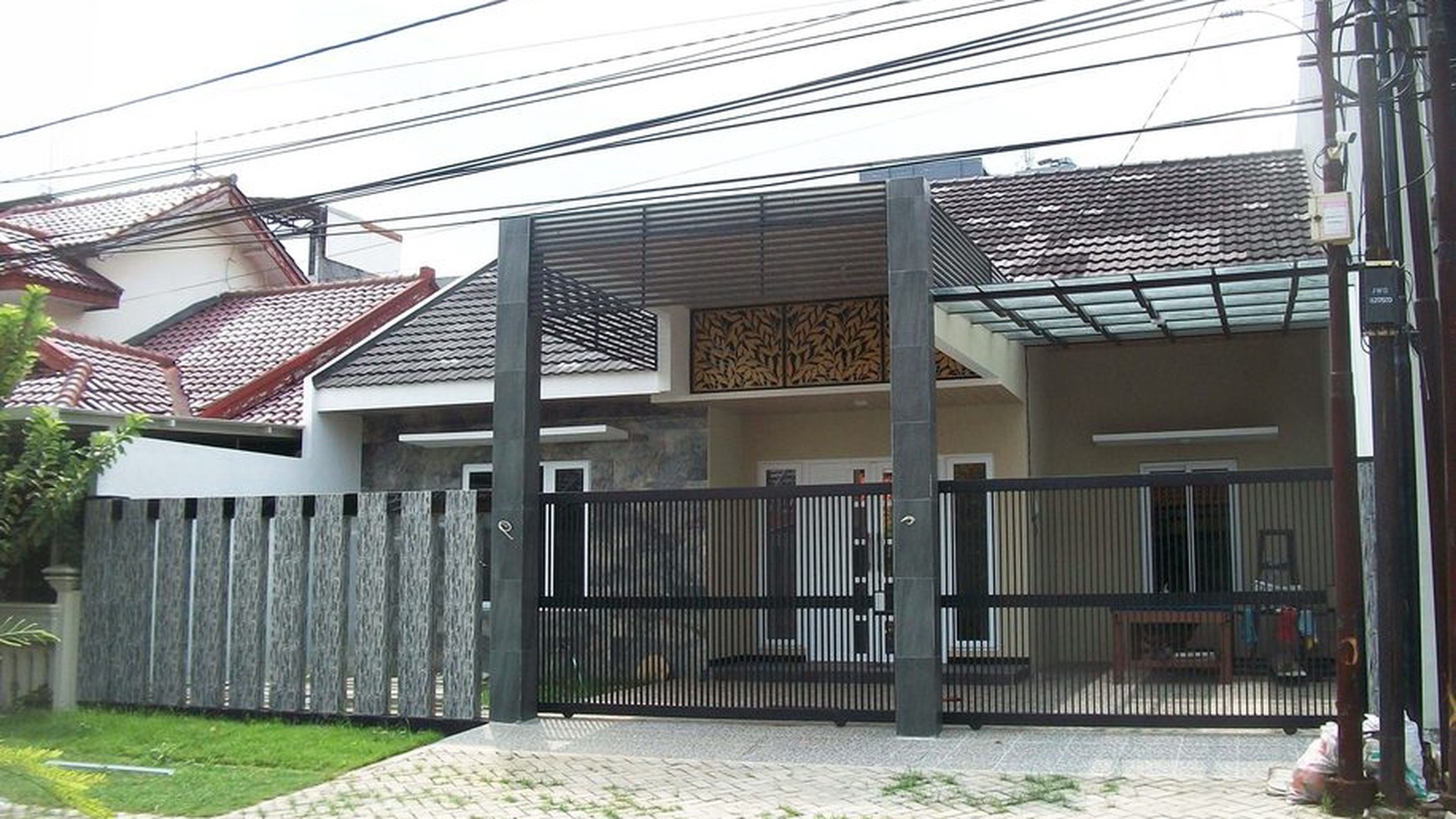 Rumah di Jemursari Surabaya, Lokasi Strategis, Minimalis, Dekat Hotel, Row Jalan 6 meter, ada taman depan & belakang rumah, Siap Huni