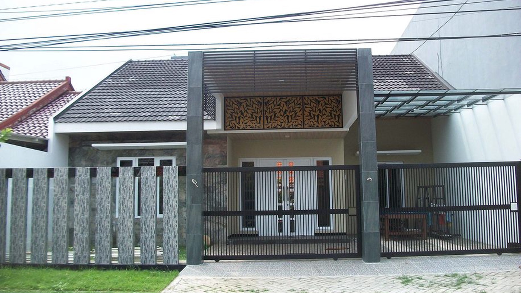 Rumah di Jemursari Surabaya, Lokasi Strategis, Minimalis, Dekat Hotel, Row Jalan 6 meter, ada taman depan & belakang rumah, Siap Huni