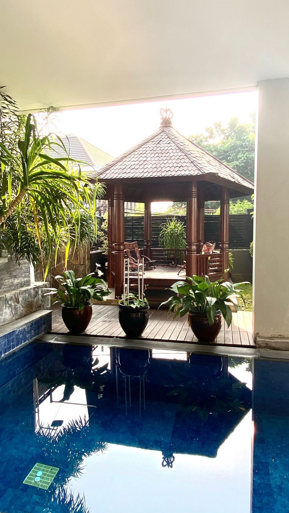 Rumah Luxury, Cantik, Bagus, Semi Furnished  siap huni di Jakarta Selatan