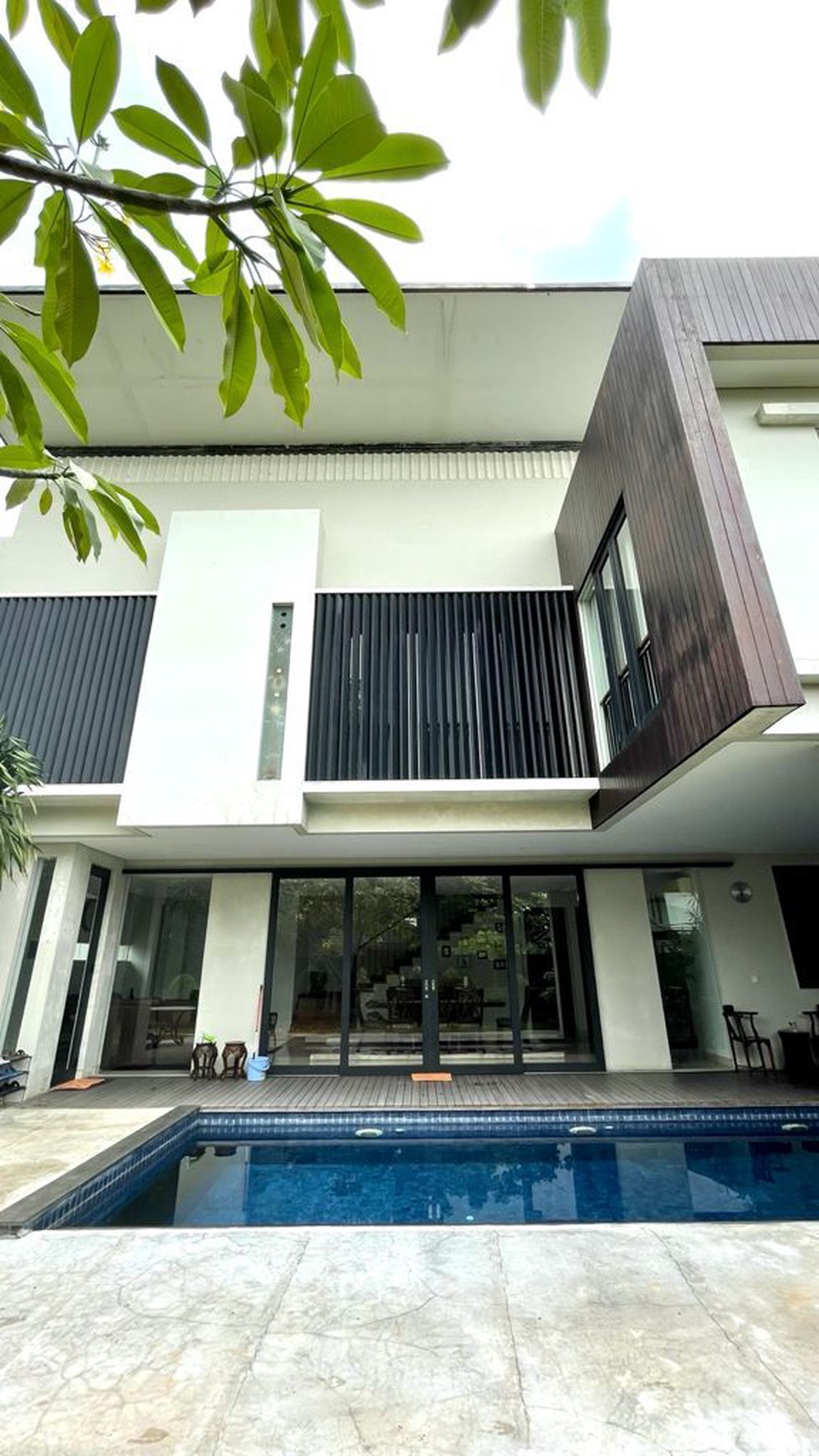 Rumah Luxury, Cantik, Bagus, Semi Furnished  siap huni di Jakarta Selatan