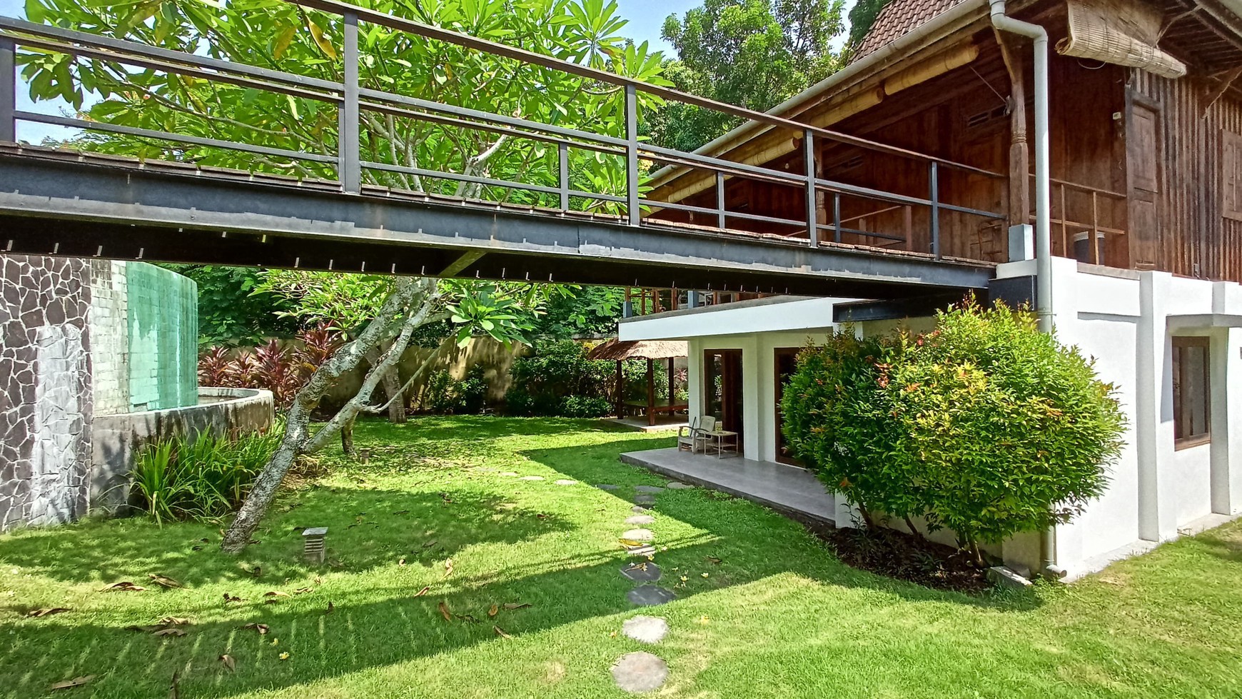 Freehold - Exquisite Oasis Luxurious 6-Bedroom Villa with Pool in Canggu