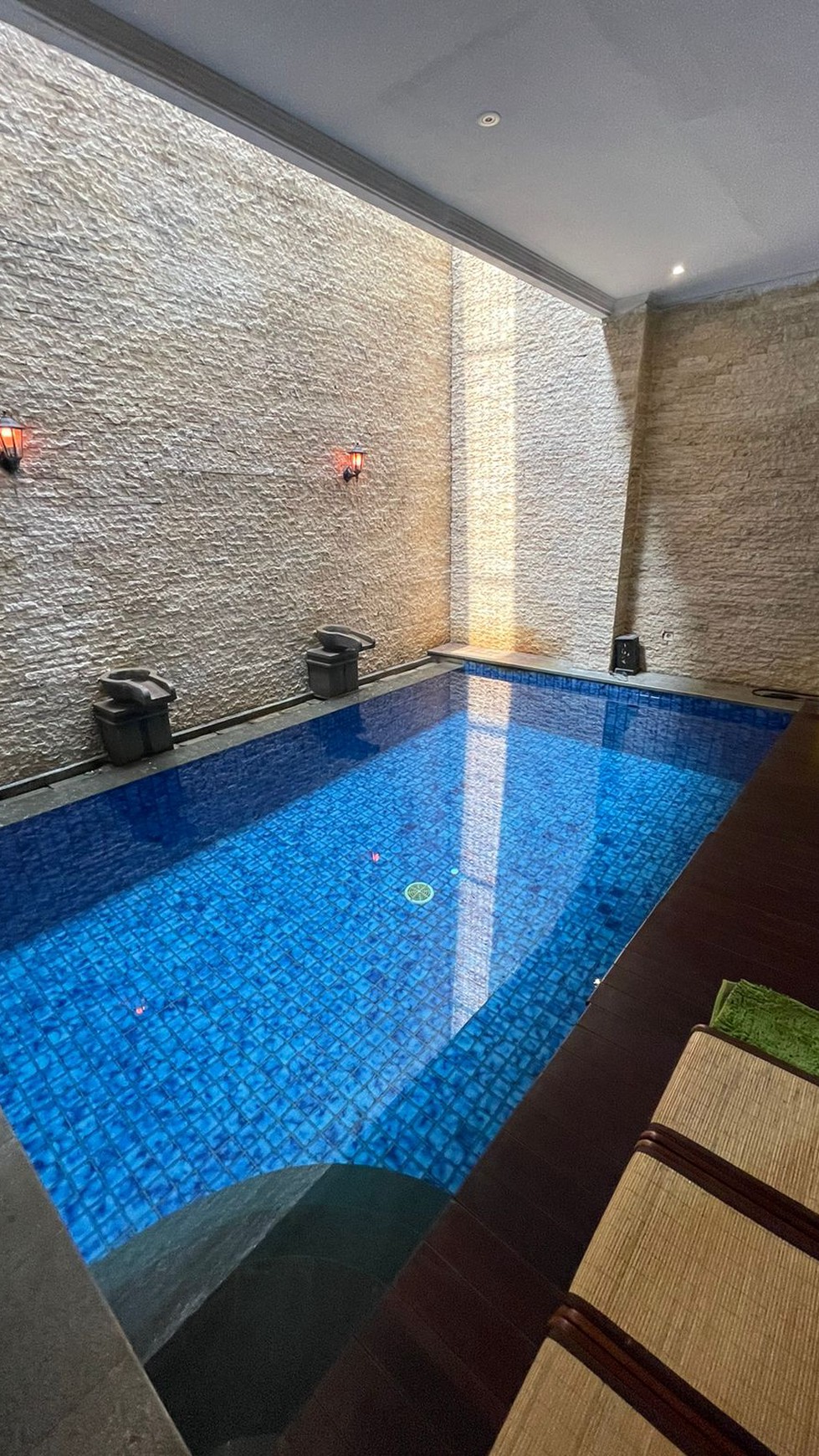 Rumah minimalis modern ada kolam renang, Rapih dengan Kolam renang dalam Cluster Discovery di Bintaro jaya Sektor 9.
