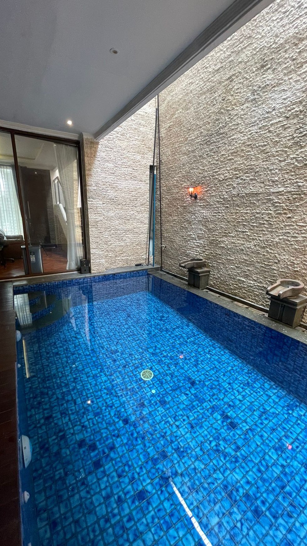 Rumah minimalis modern ada kolam renang, Rapih dengan Kolam renang dalam Cluster Discovery di Bintaro jaya Sektor 9.