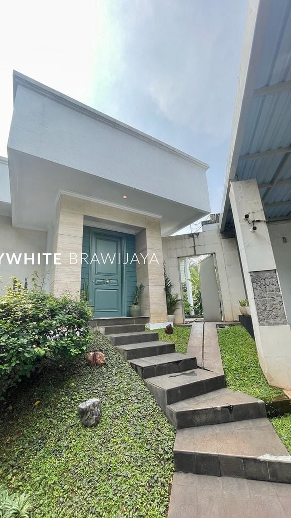 Rumah Modern Tropis Taman Luas Area Pejaten Barat